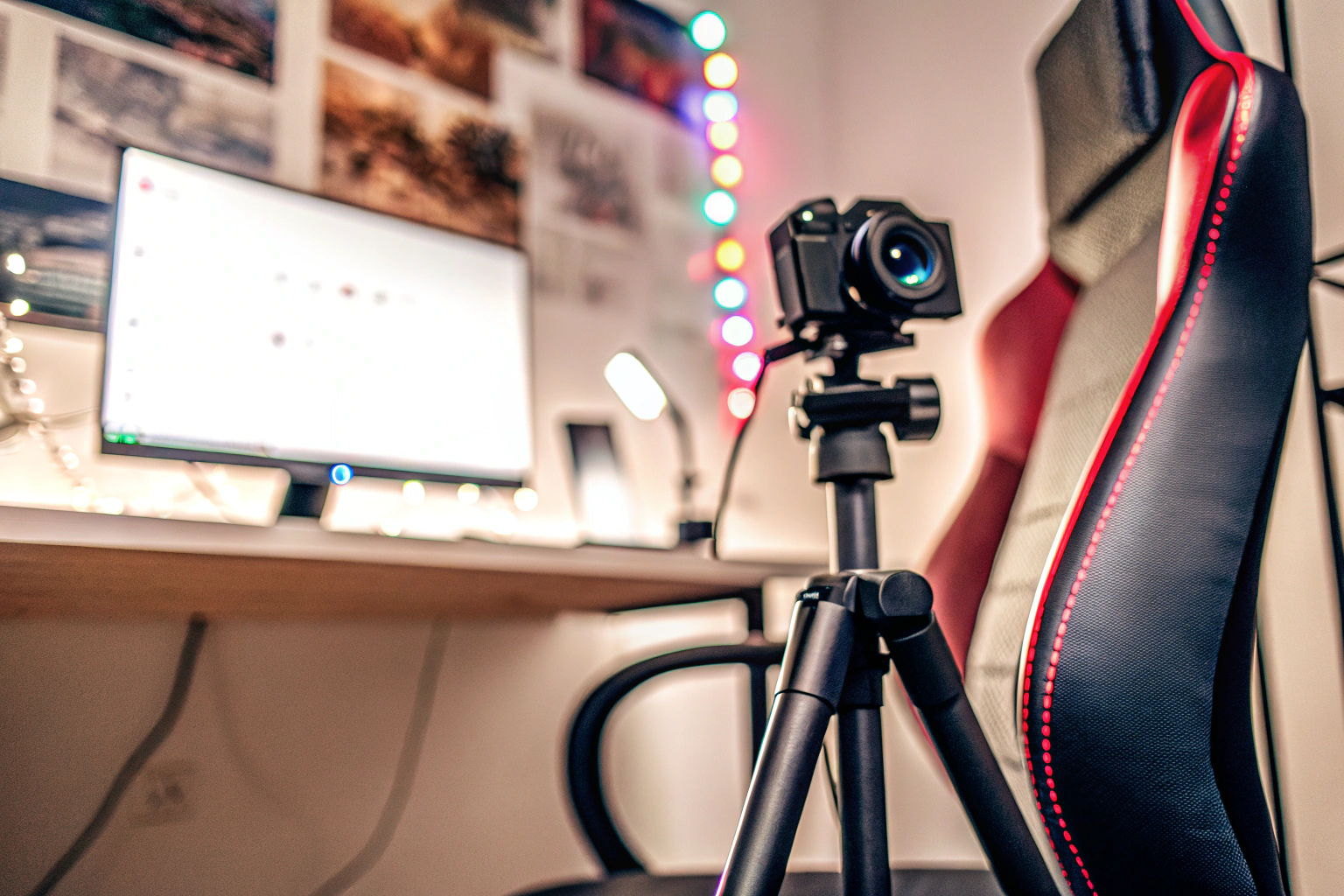 Ein Streamer, der eine Kamera und ein Mikrofon für seinen Live-Stream einrichtet. Streamer bei der Einrichtung