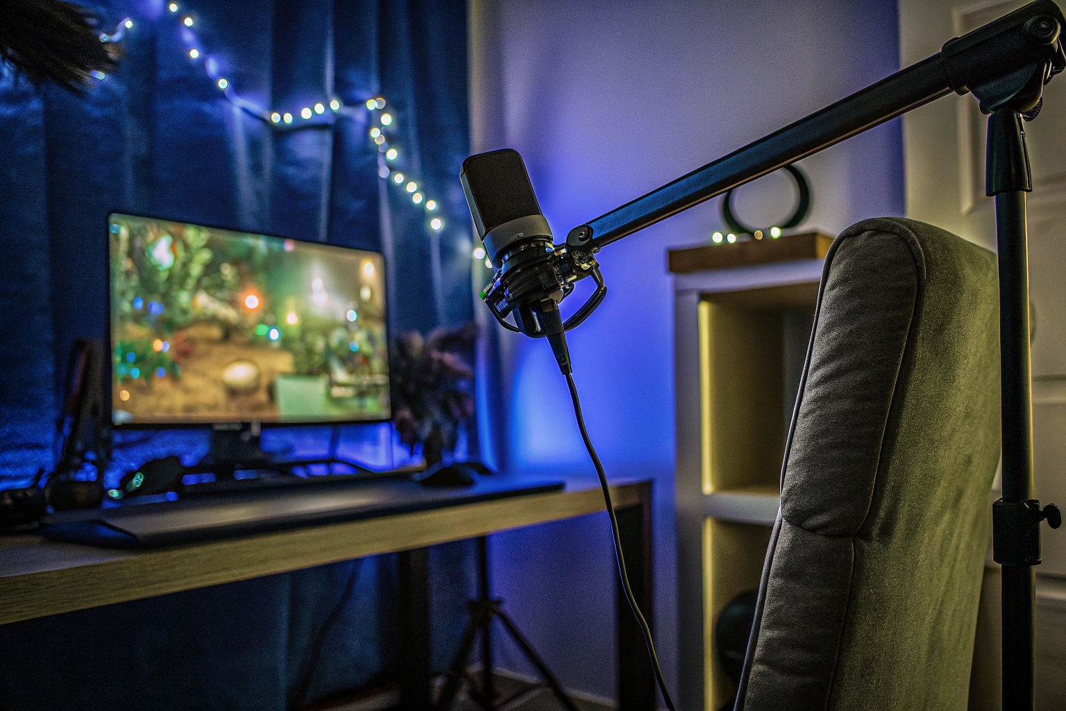 Ein Streamer, der eine RGB-LED-Beleuchtung verwendet. RGB-LED-Beleuchtung im Streaming-Setup