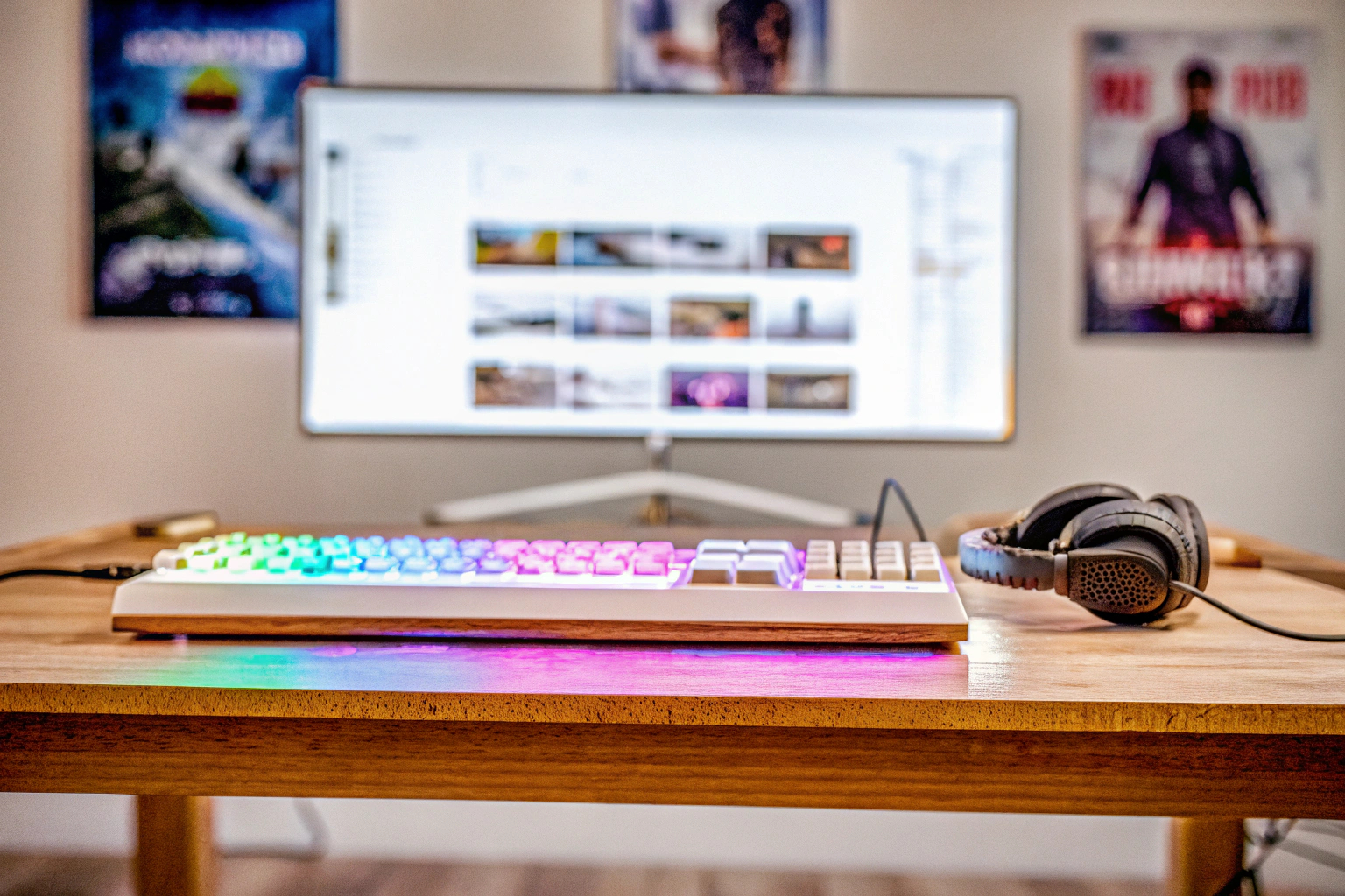 Ein Streamer, der mit einem Stream Control Deck arbeitet. Stream Control Deck im Einsatz