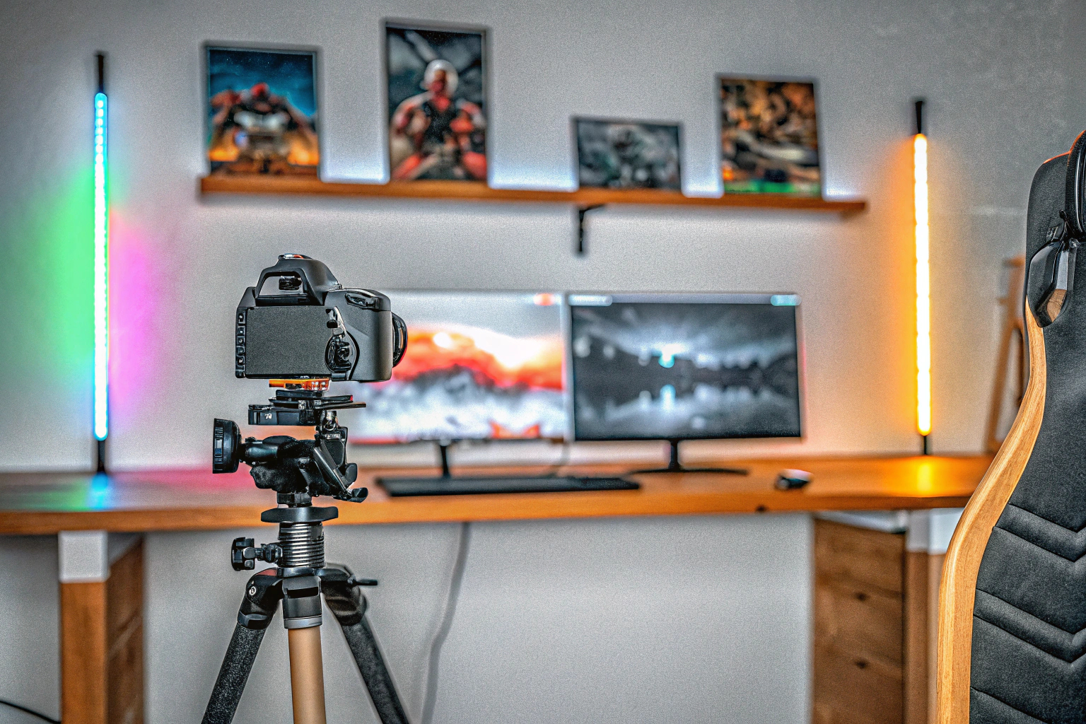 Ein Streamer, der mit professioneller Beleuchtung und Kameraausstattung vor einem Computer sitzt. Streamer mit professioneller Ausstattung