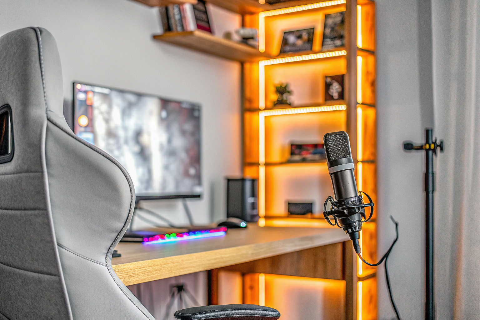 Ein Streamer, der vor seinem Computer sitzt, mit Mikrofon und Kopfhörern ausgestattet. Streamer mit Mikrofon und Kopfhörern