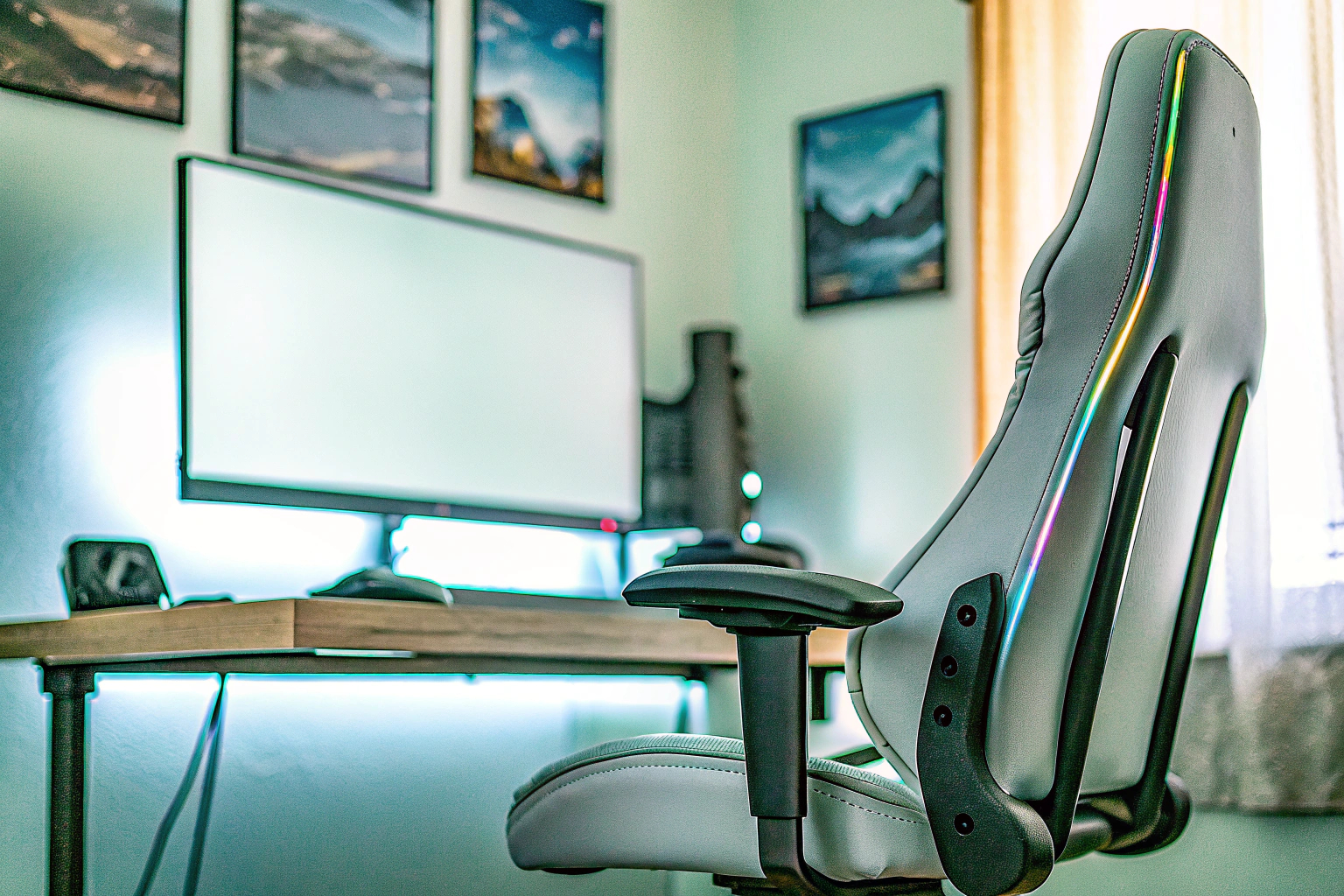 Ein Streamer, der vor seiner Kamera sitzt, mit optimaler Beleuchtung für eine professionelle Erscheinung. Streamer mit perfekter Beleuchtung