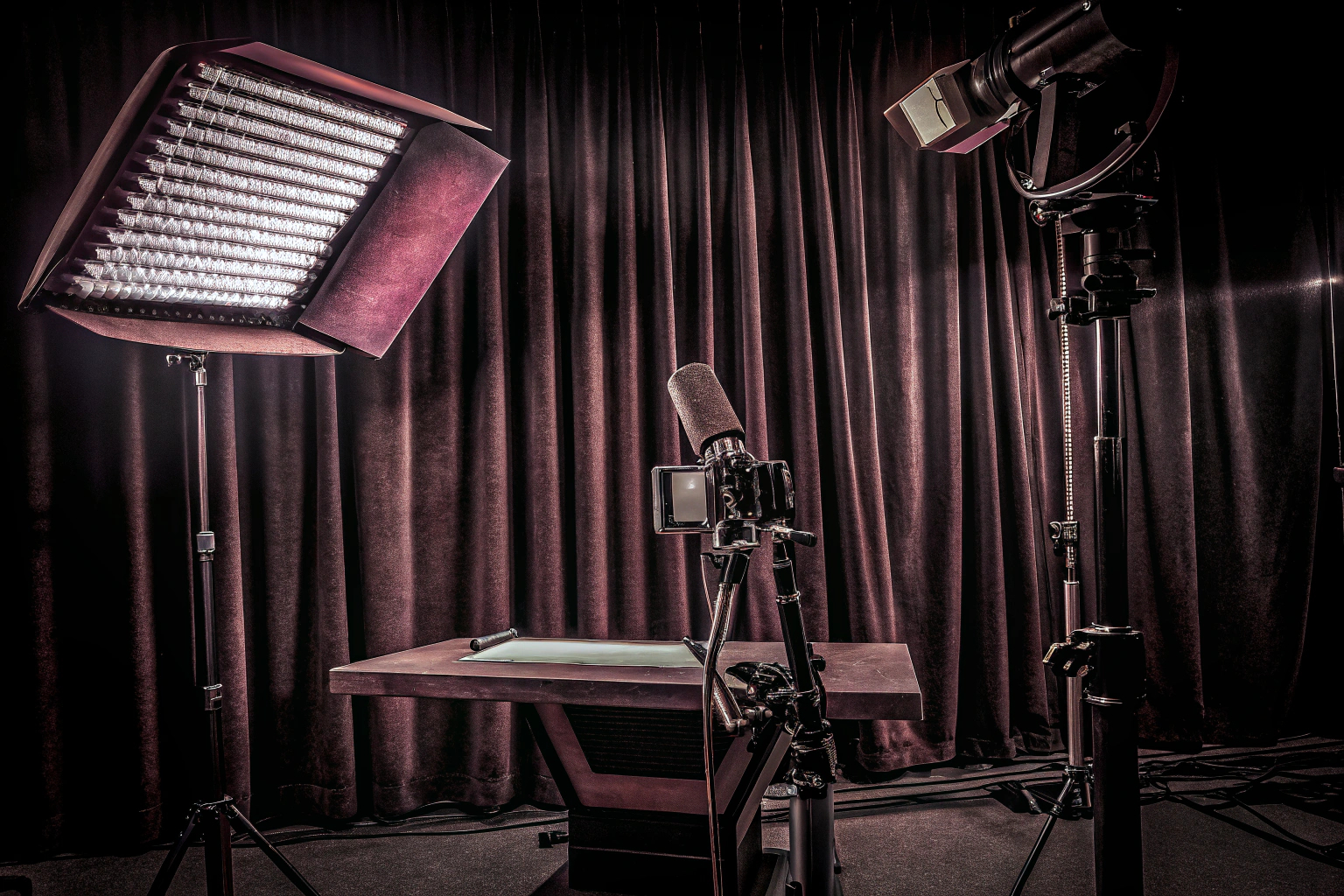 Ein Streaming-Setup mit Mikrofon, Kamera und Beleuchtung. Streaming-Setup