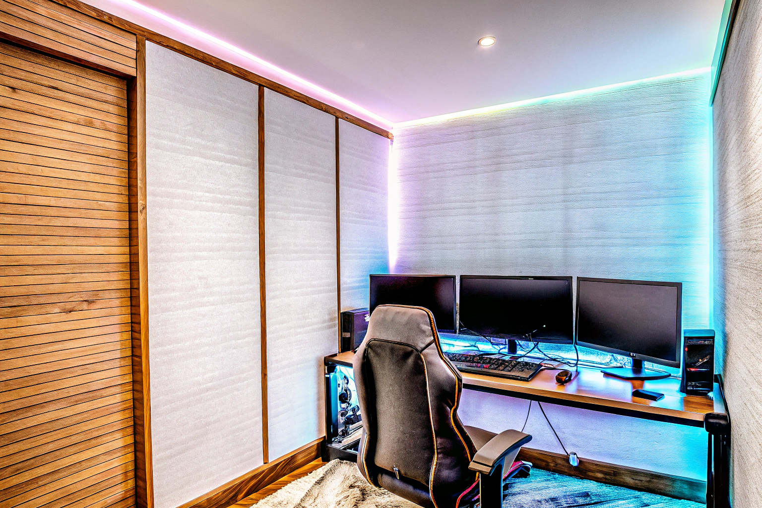 Ein stylisch dekoriertes Gaming-Zimmer mit LED-Wandlichtern und 3D-Wandpaneelen. Gaming-Zimmer Dekoration