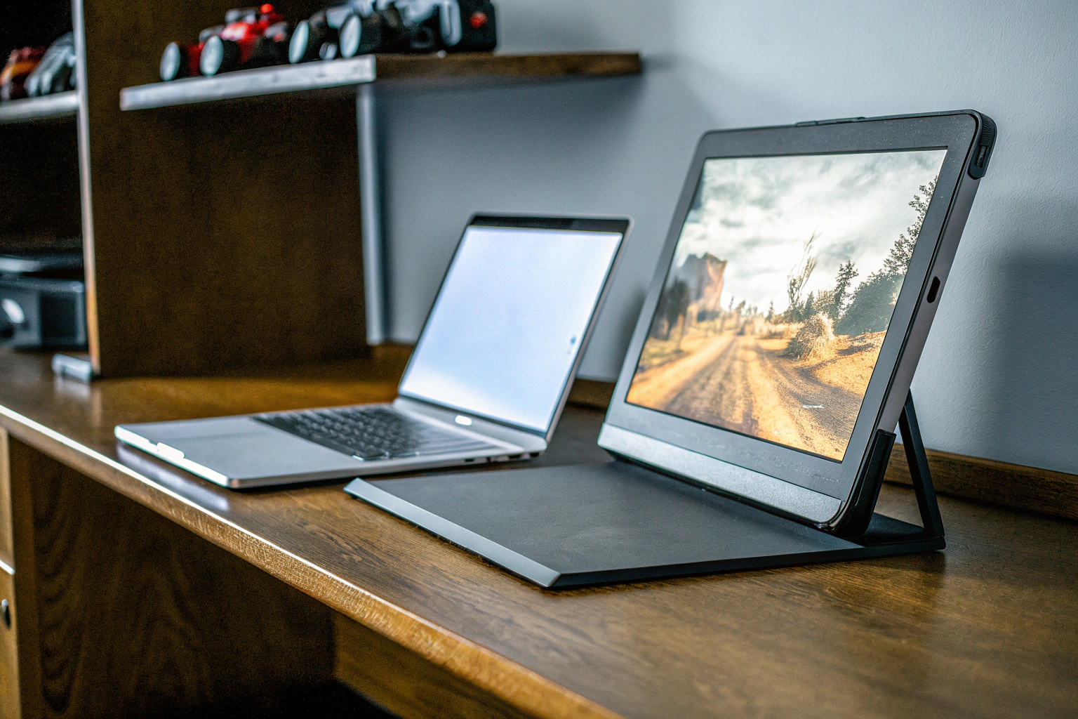 Ein tragbarer Monitor, der als Erweiterung für einen Laptop genutzt wird. Tragbarer Monitor für Gaming und Arbeit