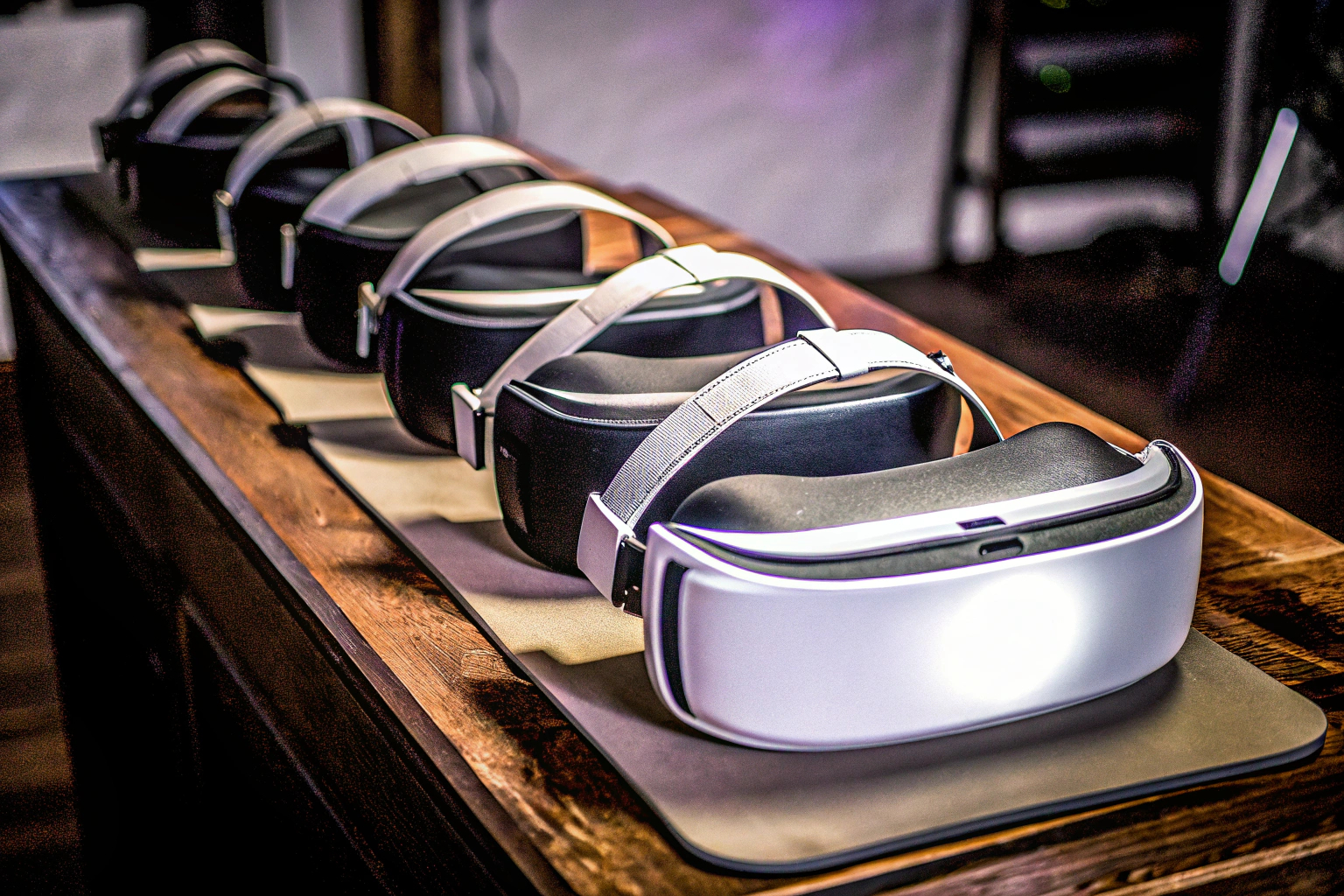 Ein Vergleich verschiedener VR-Headsets auf einem Tisch, jedes mit seinem eigenen Design und seinen Features. Vergleich von VR-Headsets