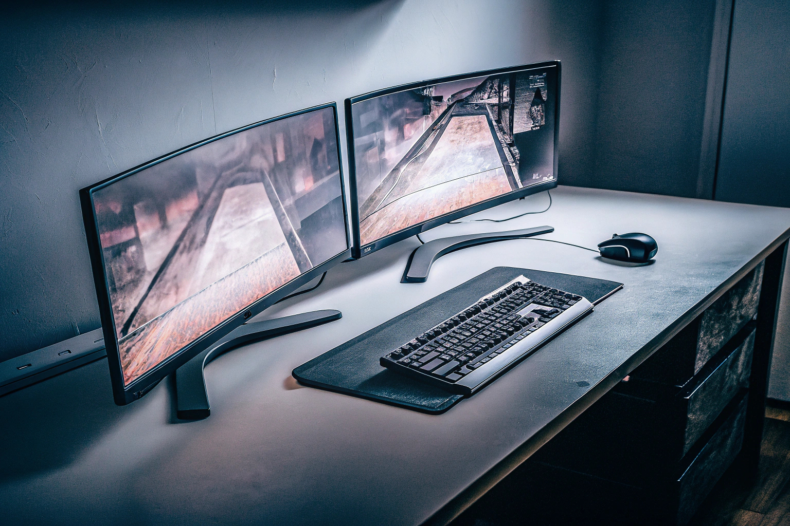 Ein Vergleich zwischen einem Curved und einem Flat Monitor, die nebeneinander auf einem Schreibtisch stehen. Curved vs. Flat Monitor