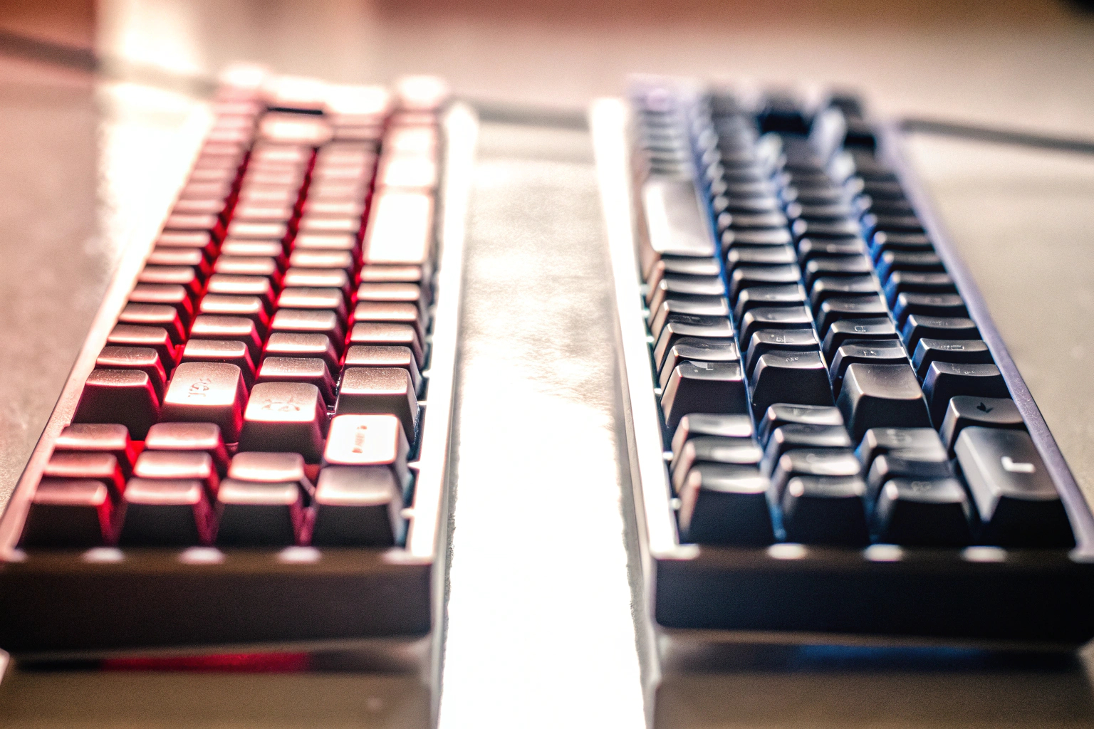 Ein Vergleich zwischen einer mechanischen und einer Membran-Gaming-Tastatur. Mechanische vs. Membran-Gaming-Tastatur