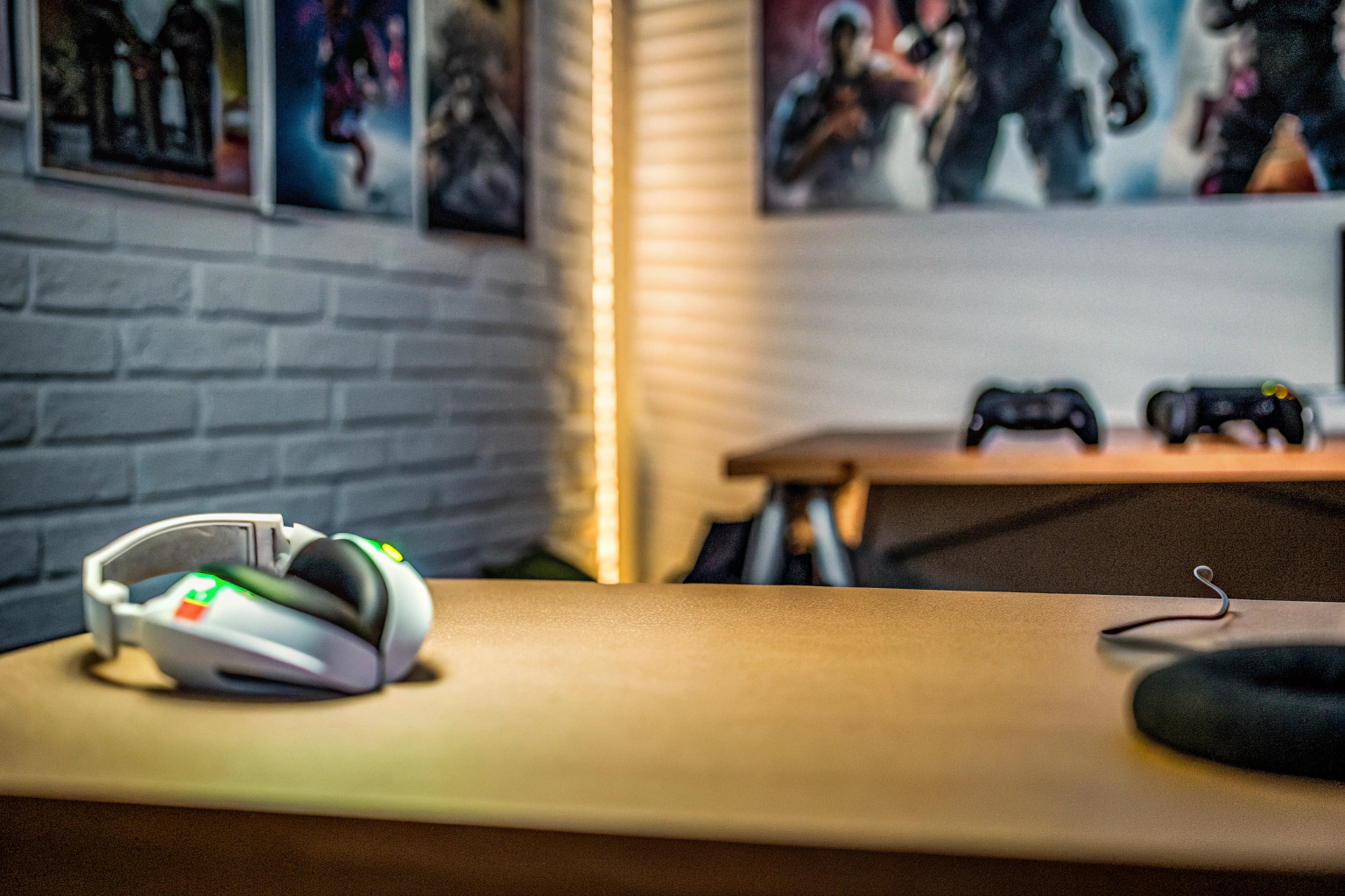 Ein VR-Spieler, der mit einem Bewegungscontroller ein intensives Actionspiel spielt. VR-Spieler im Actionspiel