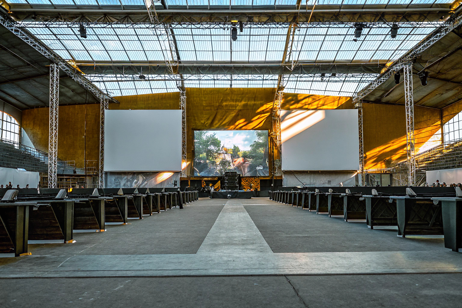 Eine atemberaubende Dota 2 Turnierarena mit riesigen Bildschirmen und packender Atmosphäre. Dota 2 Turnierarena