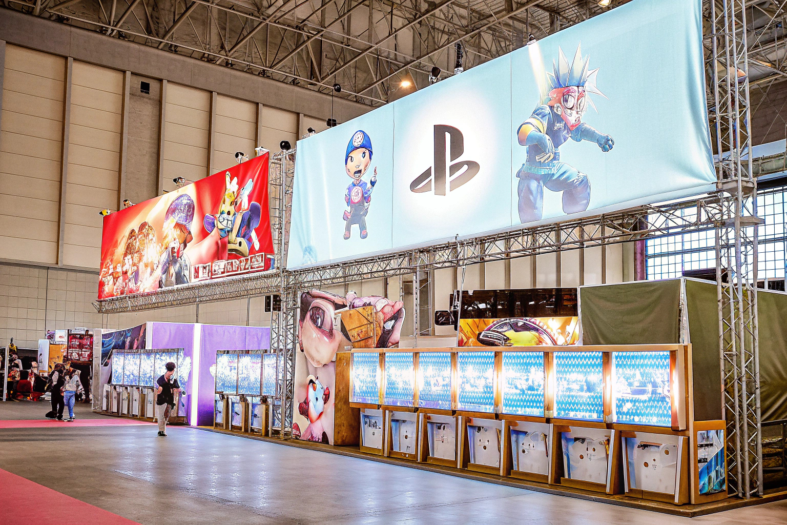 Eine aufregende Gaming-Convention mit vielen Besuchern und bunten Ständen. Besucher auf einer Gaming-Convention