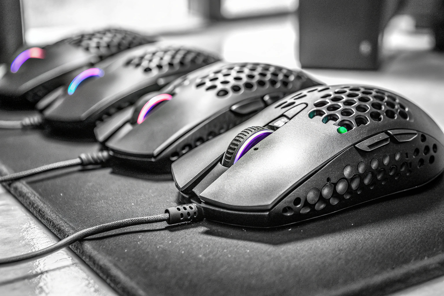Eine Auswahl an Gaming-Mäusen mit RGB-Beleuchtung. Gaming-Mäuse mit RGB-Beleuchtung