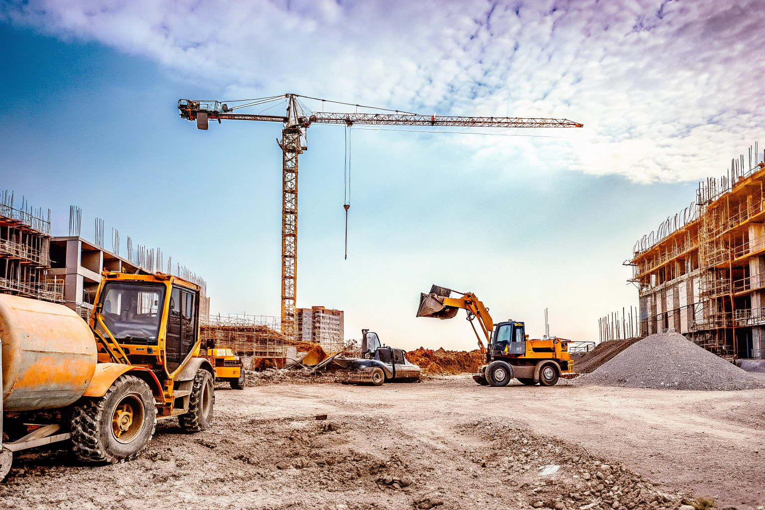 Eine Baustelle im Bau-Simulator, die verschiedene Baumaschinen in Aktion zeigt. Bau-Simulator Xbox One Spiel
