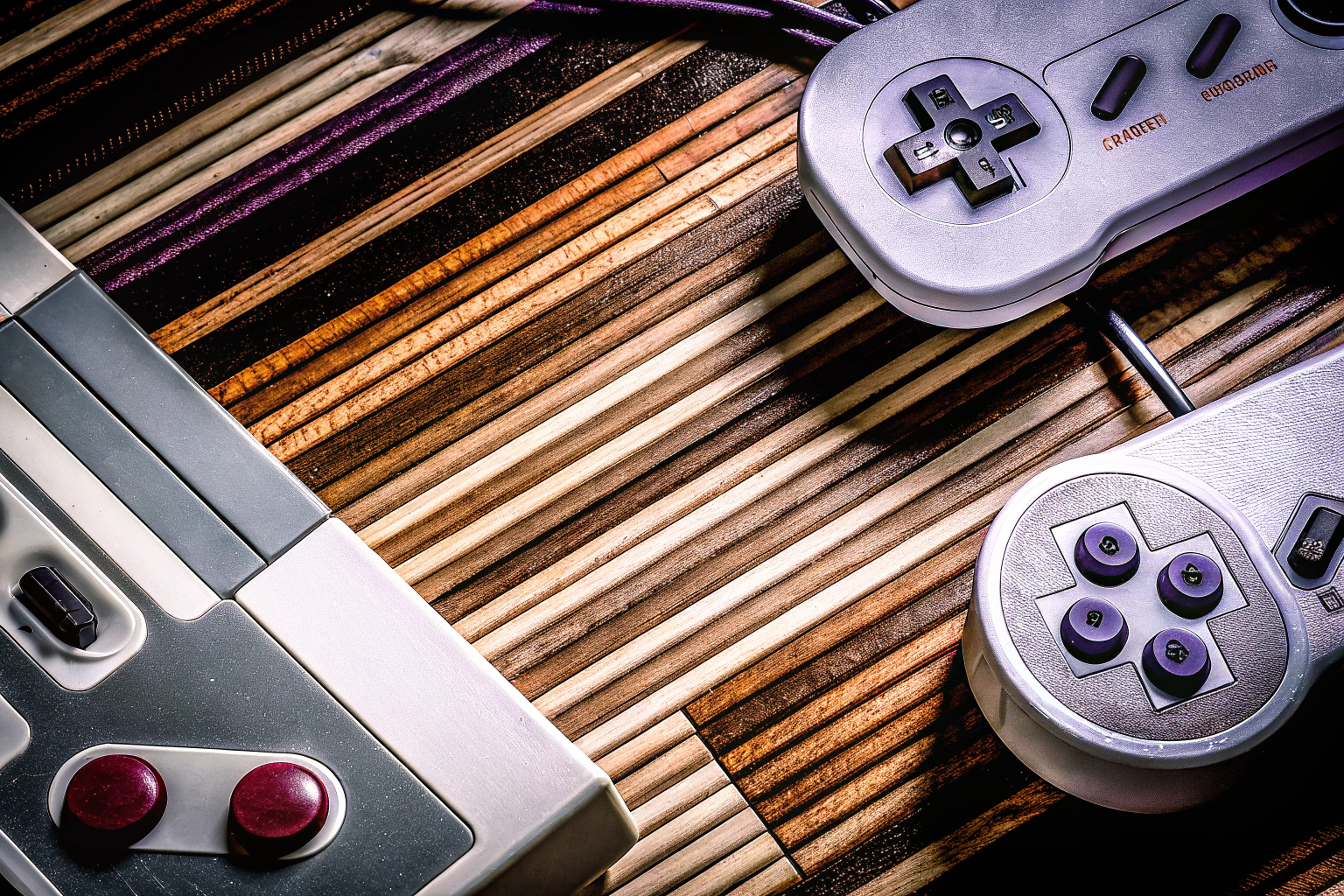 Eine Collage von klassischen Gaming-Controllern aus den 70er und 80er Jahren. Klassische Gaming-Controller