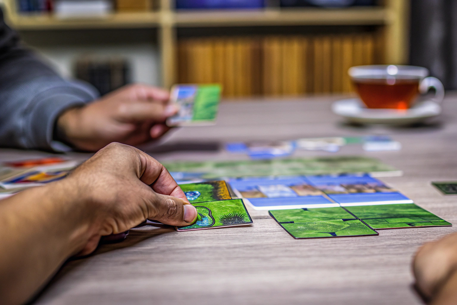Sherlock-Rätsel-Kartenspiel in Aktion