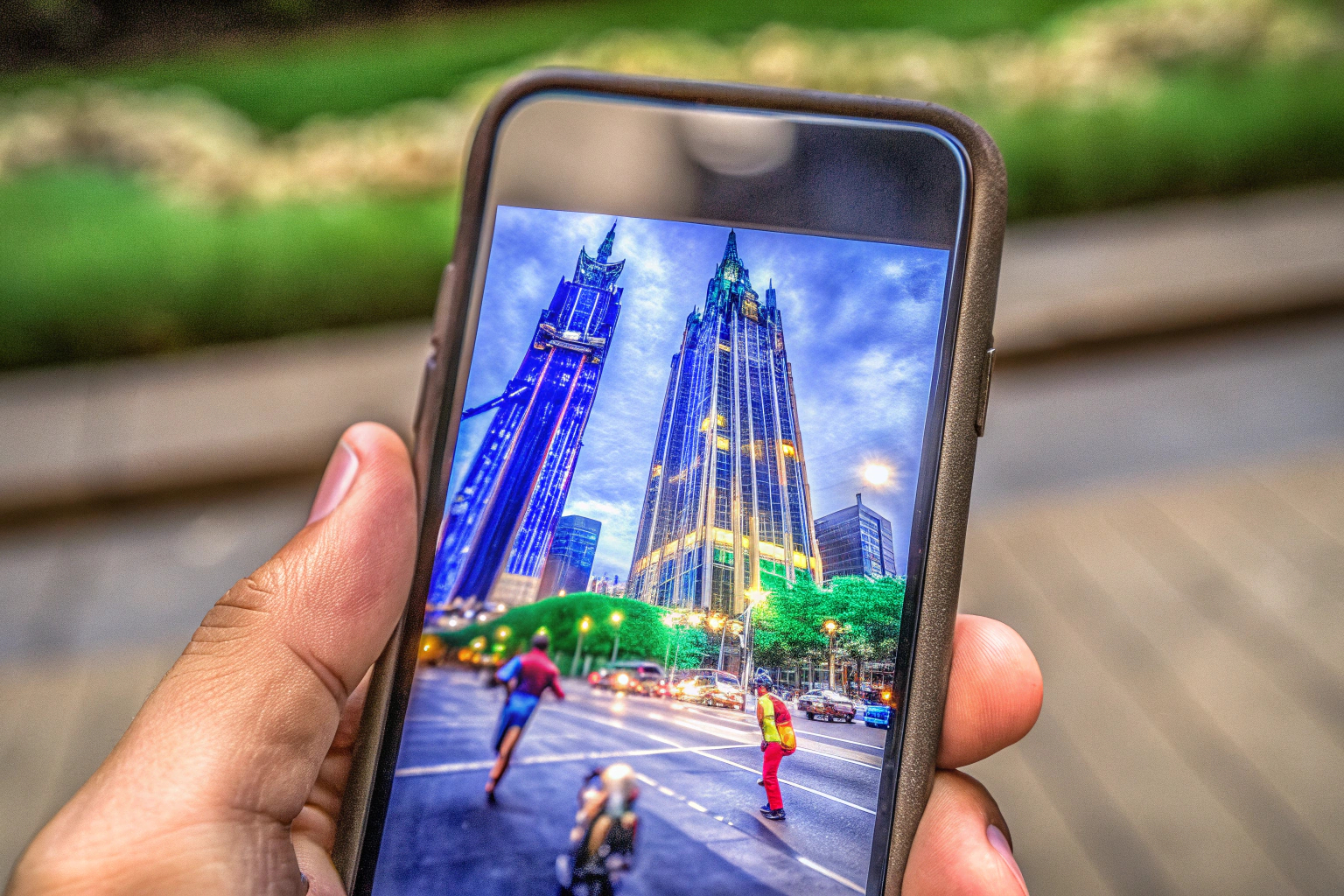 Eine Detailaufnahme eines AR-Spiels auf einem Smartphone, das eine virtuelle Stadt darstellt. Virtuelle Stadt auf Smartphone