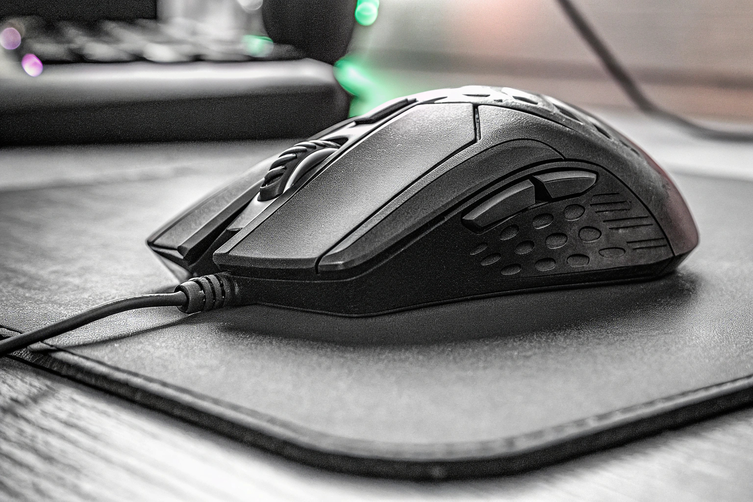 Eine ergonomische Gaming-Maus, die perfekt in der Hand eines Spielers liegt. Ergonomische Gaming-Maus