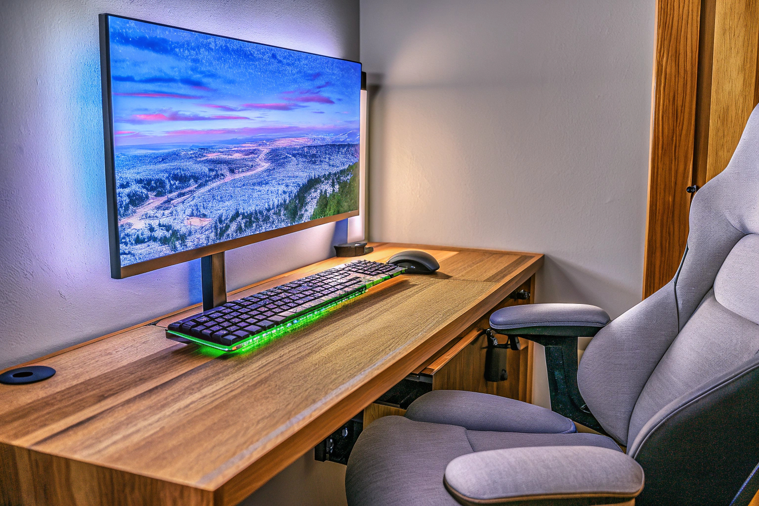 Eine ergonomische Gaming-Station mit Monitor, Tastatur und bequemen Stuhl. Ergonomisches Gaming-Setup