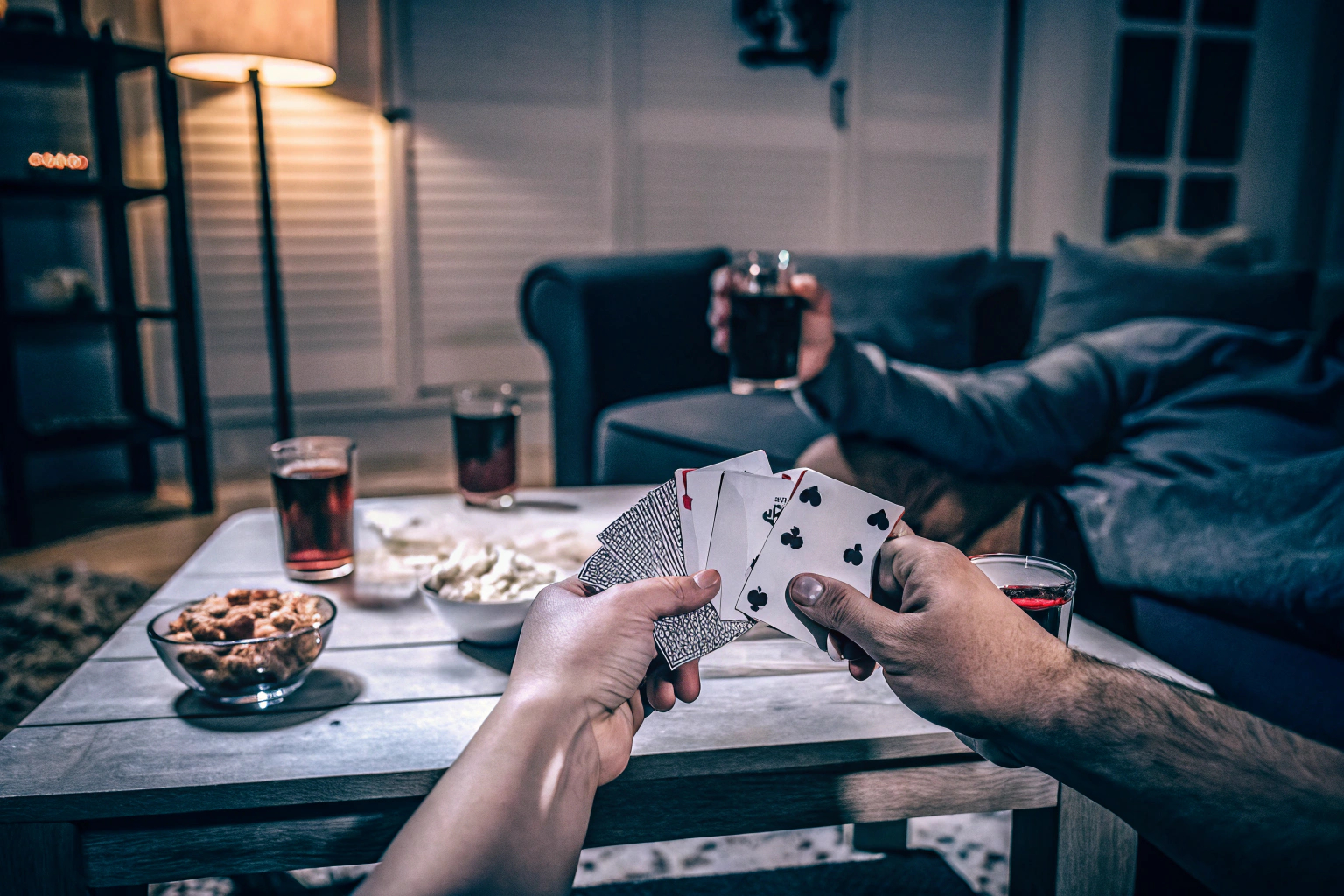 Eine fröhliche Gruppe von Freunden, die ein Kartenspiel spielen. Gelegenheitsspieler beim Kartenspiel