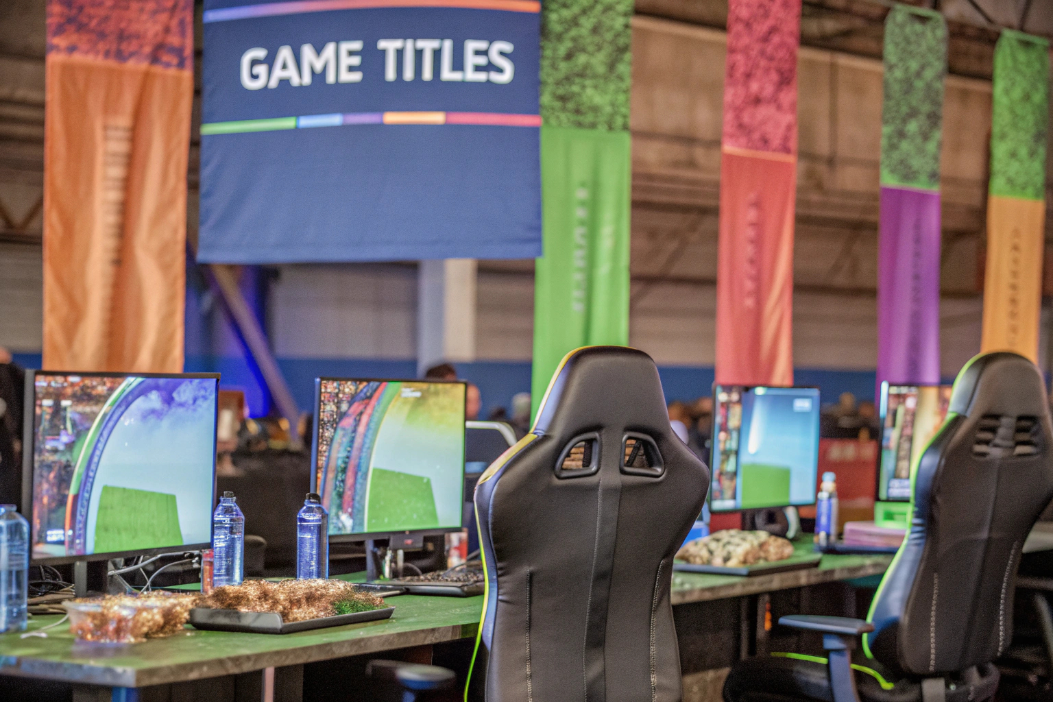 Eine Gaming-Community, die sich bei einem Event trifft, um gemeinsam zu spielen und zu lernen. Gaming-Community-Event
