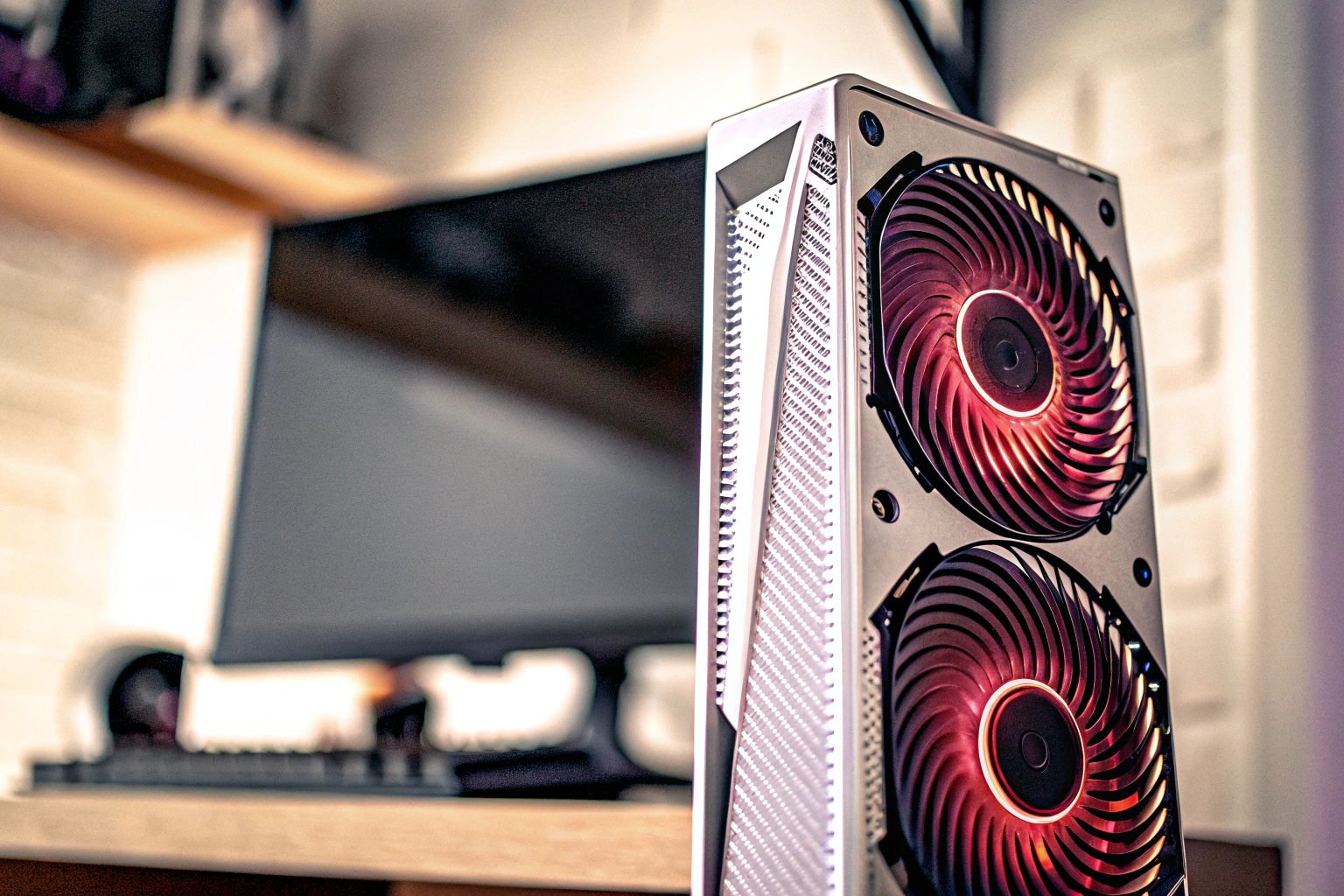 Eine Gaming-Grafikkarte von NVIDIA mit ausgeklügeltem Kühlsystem und RGB-Beleuchtung. NVIDIA Gaming-Grafikkarte mit Kühlsystem