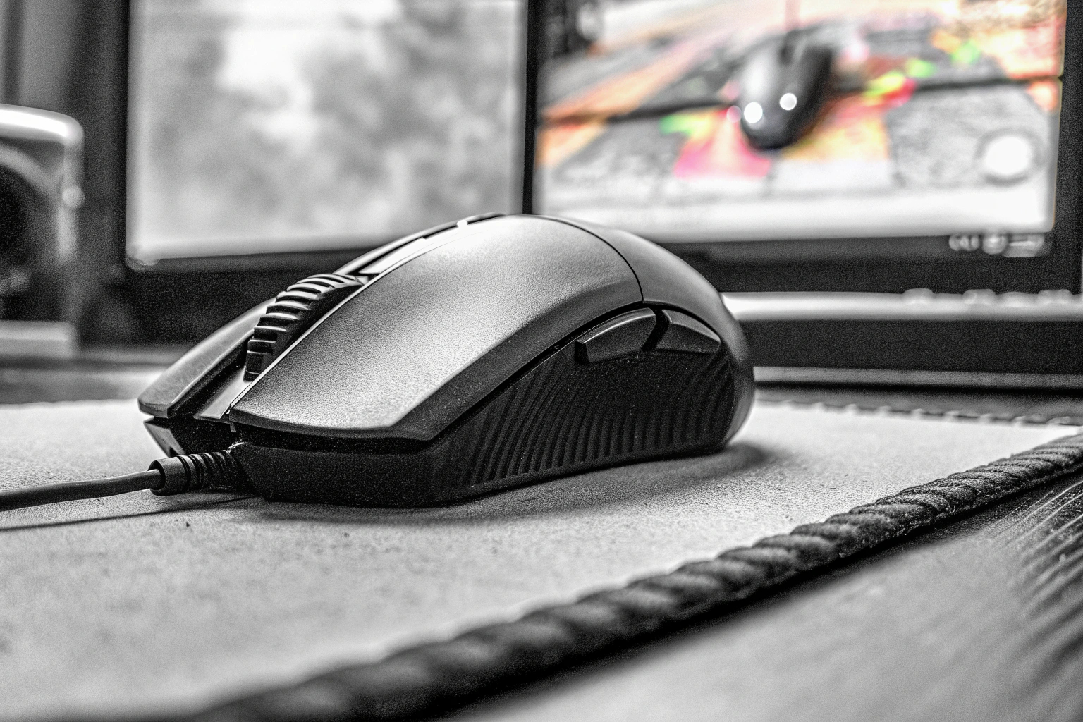 Eine Gaming-Maus in einem intensiven eSports-Match, die von einem Spieler mit Kopfhörern verwendet wird. Gaming-Maus im eSports-Einsatz