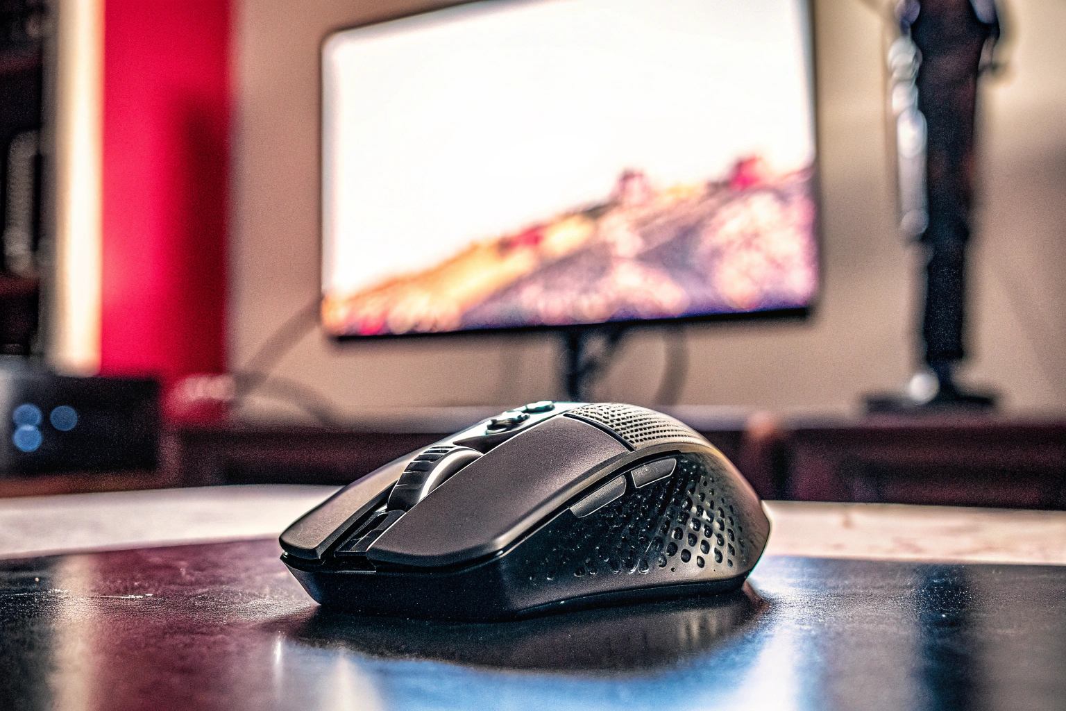 Eine Gaming-Maus in einem modernen Setup, beleuchtet durch RGB-Licht, was die Gaming-Atmosphäre verstärkt. Gaming-Maus mit RGB-Licht