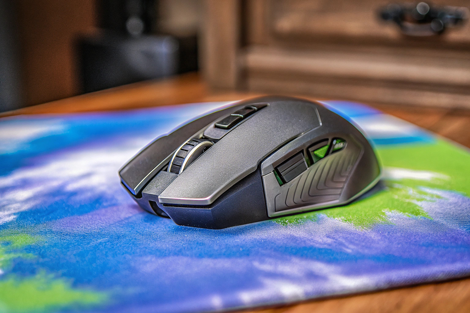 Eine Gaming-Maus mit mehreren programmierbaren Tasten und einem ergonomischen Design, perfekt für lange Spielsitzungen. Ergonomische Gaming-Maus