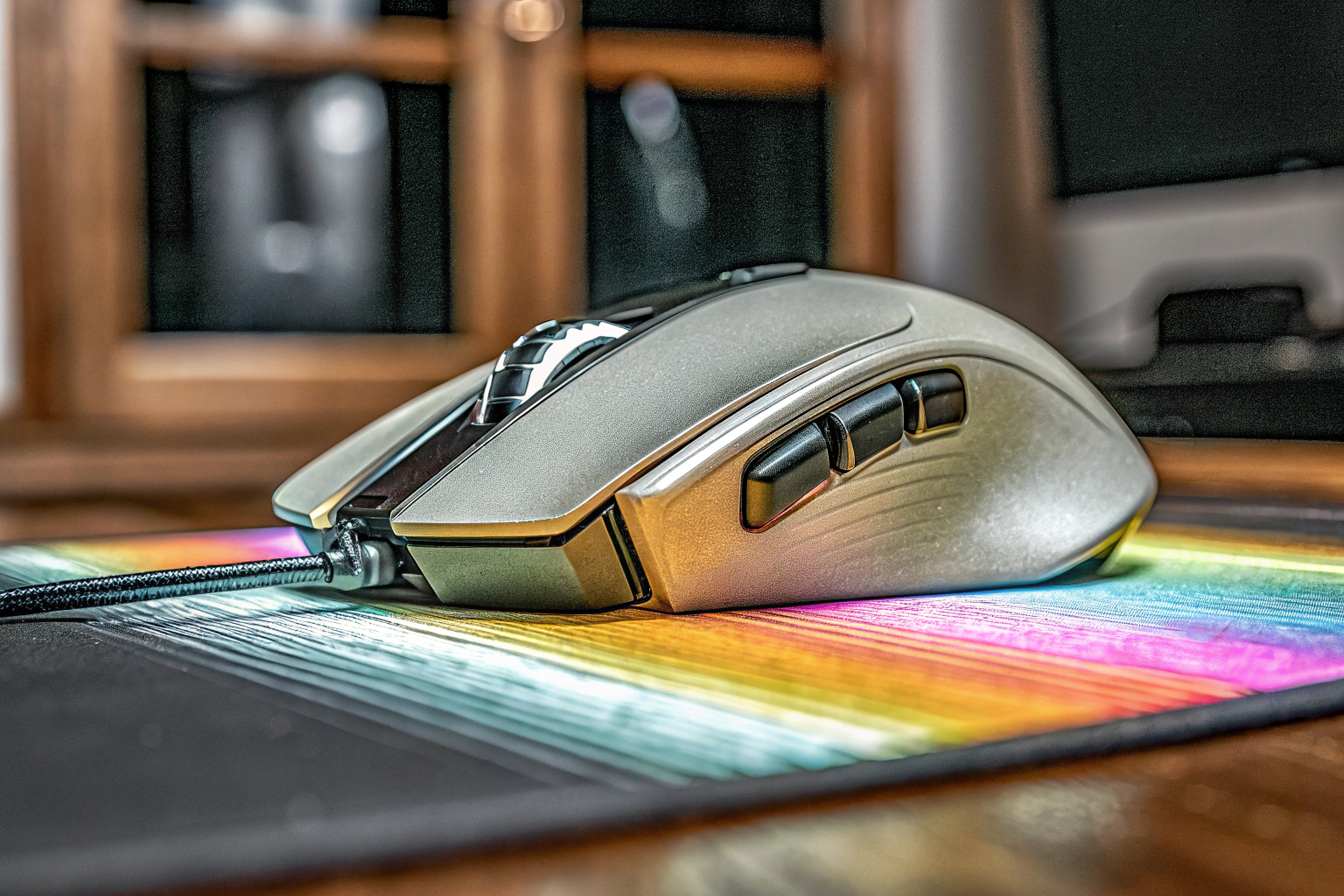 Eine Gaming-Maus und ein beleuchtetes Mauspad in Aktion. Gaming-Maus und Mauspad