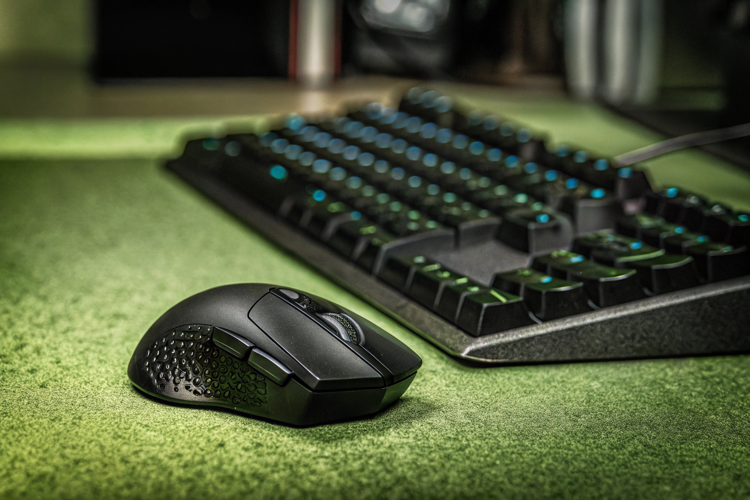 Eine Gaming-Maus und Tastatur, die für Präzision und Komfort sorgen. Gaming-Maus und Tastatur