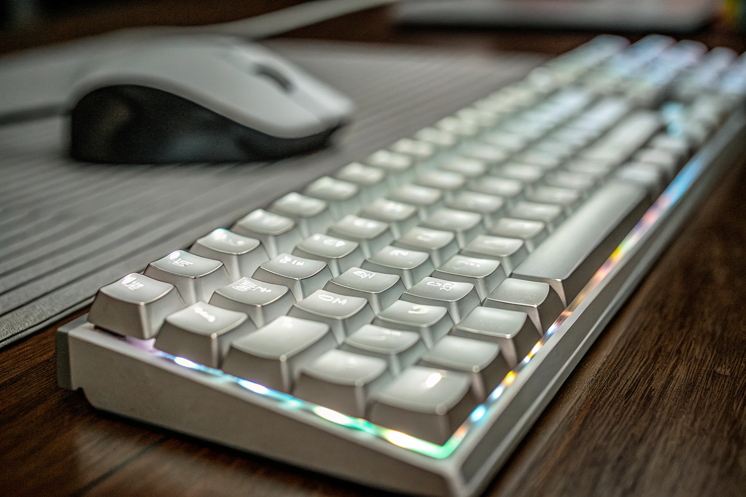 Eine Gaming-Tastatur mit farbiger RGB-Beleuchtung, ideal für Anfänger. RGB-Gaming-Tastatur für Anfänger