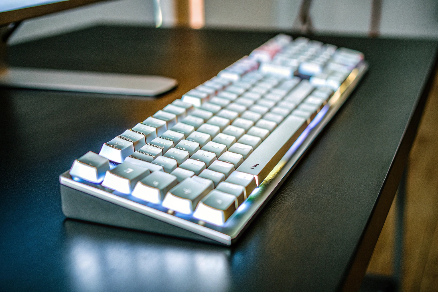 Eine Gaming-Tastatur mit RGB-Beleuchtung, die verschiedene Farben zeigt. RGB Gaming-Tastatur