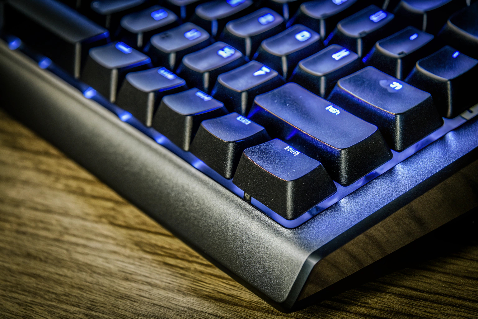 Eine Gaming-Tastatur mit RGB-Beleuchtung und programmierbaren Tasten. Gaming-Tastatur mit RGB-Beleuchtung
