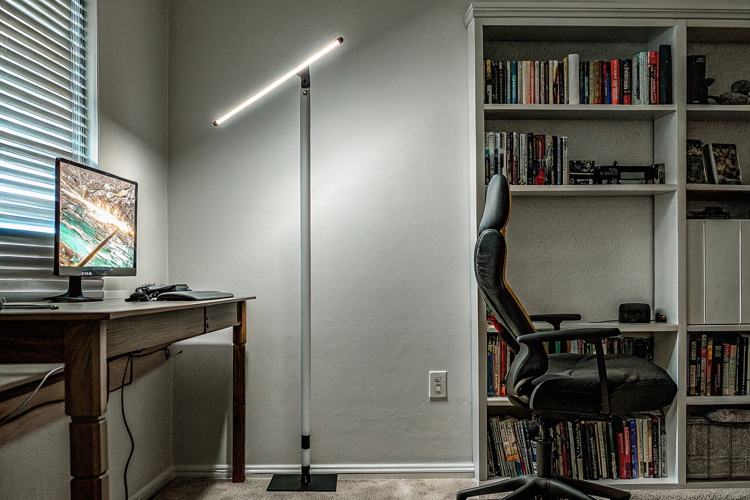 Eine gemütliche Gaming-Ecke mit RGB-Stehlampe, die den Raum in bunte Lichter taucht. RGB-Stehlampe in Gaming-Ecke