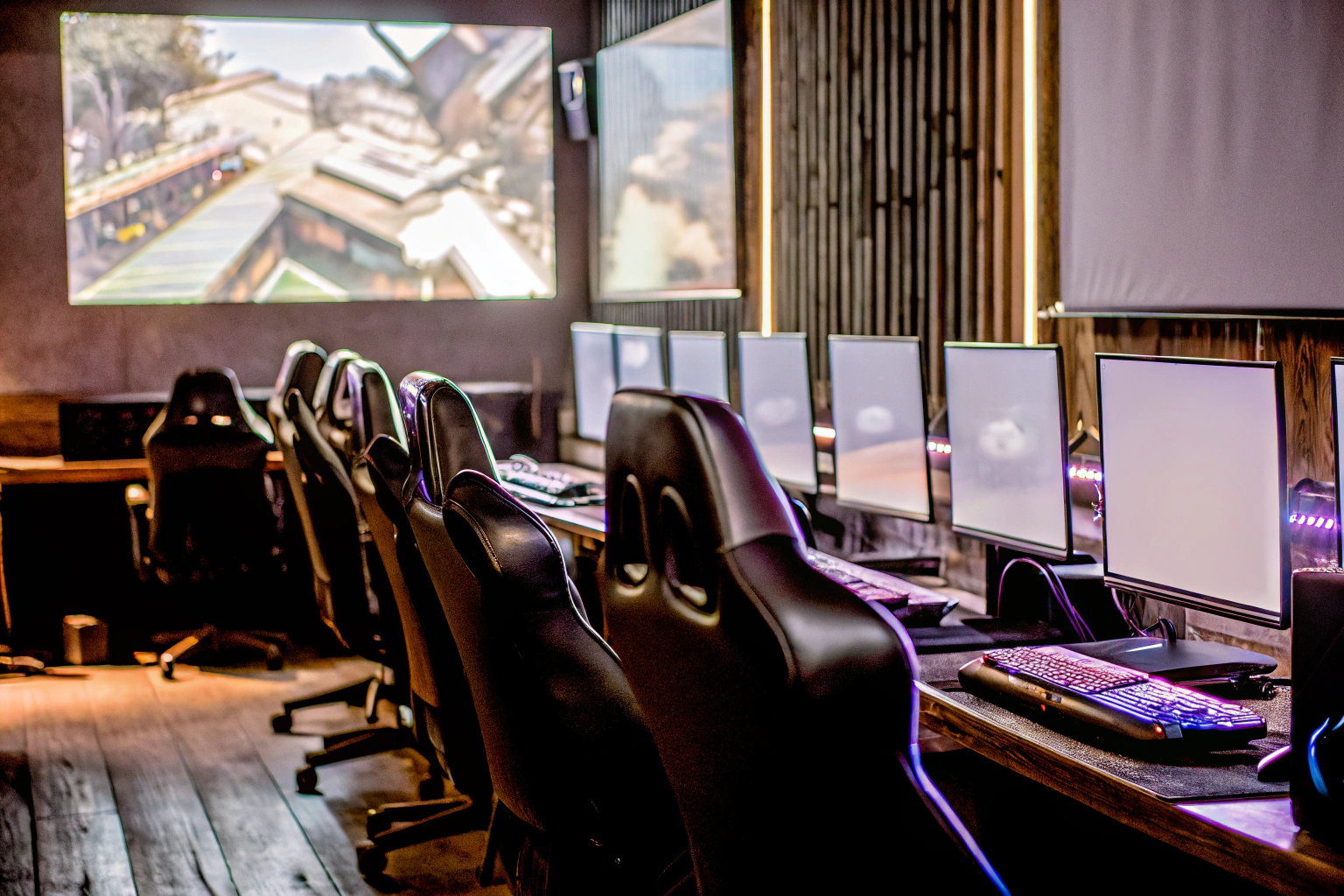 Eine Gruppe von E-Sportlern beim Training in einem modernen Gaming-Studio. E-Sport-Training
