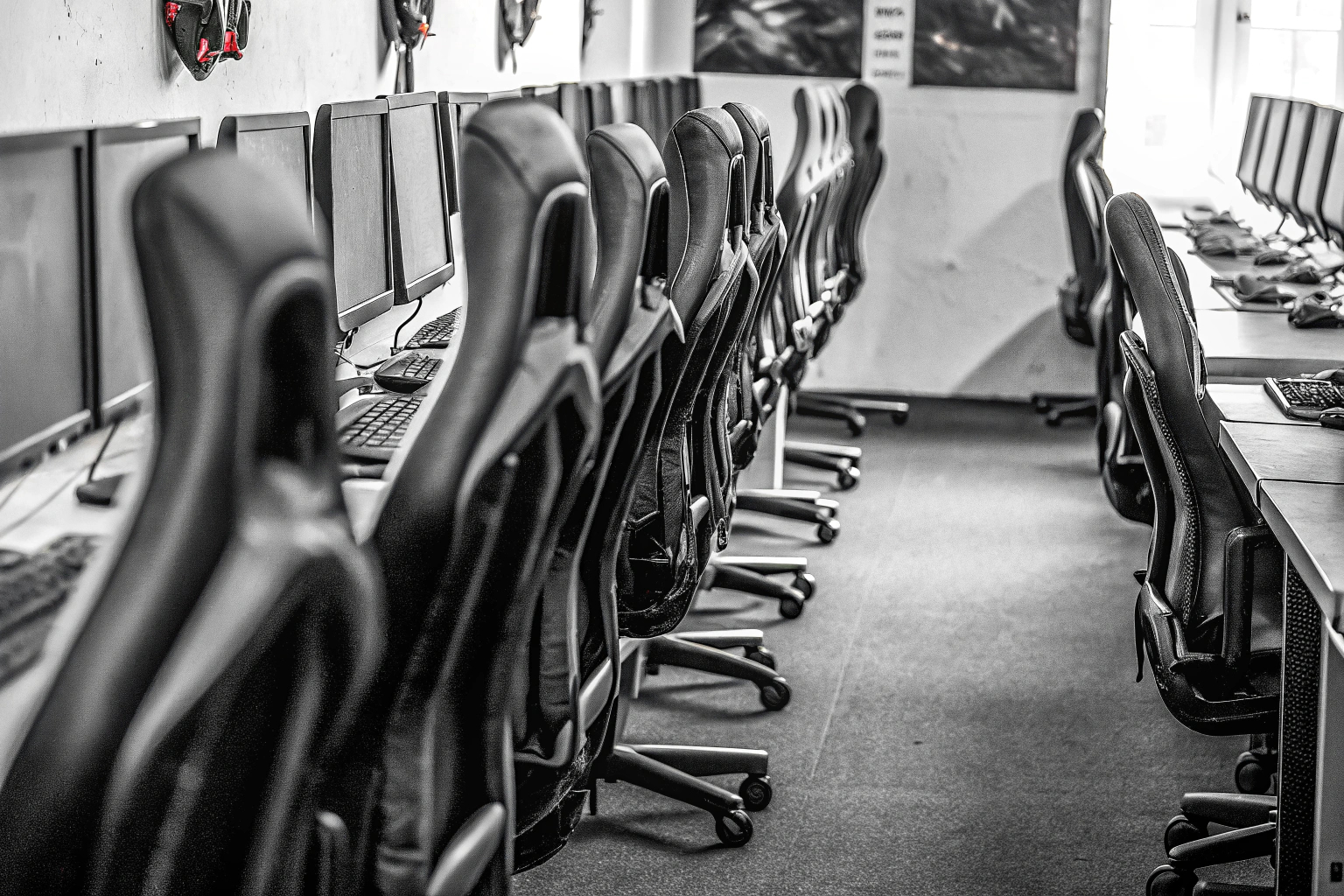 Eine Gruppe von eSports-Spielern trainiert an Computern mit Headsets eSports-Spieler beim Training