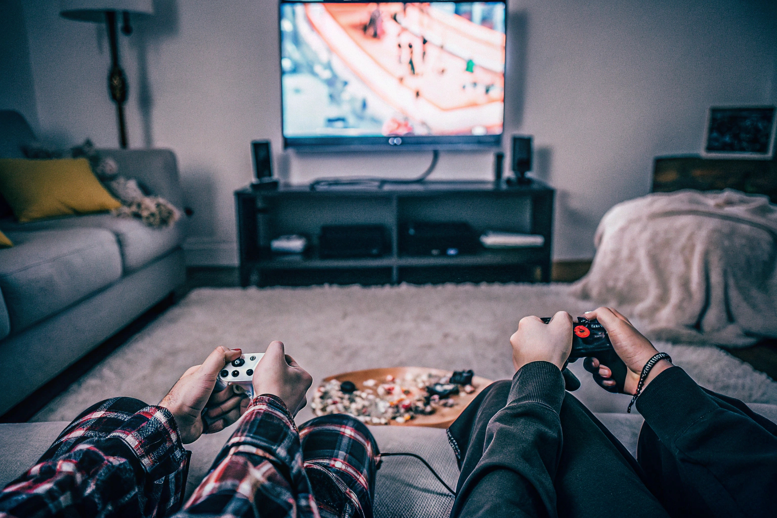 Eine Gruppe von Freunden, die gemeinsam ein Social Game auf einer Konsole spielen. Freunde beim gemeinsamen Social Gaming
