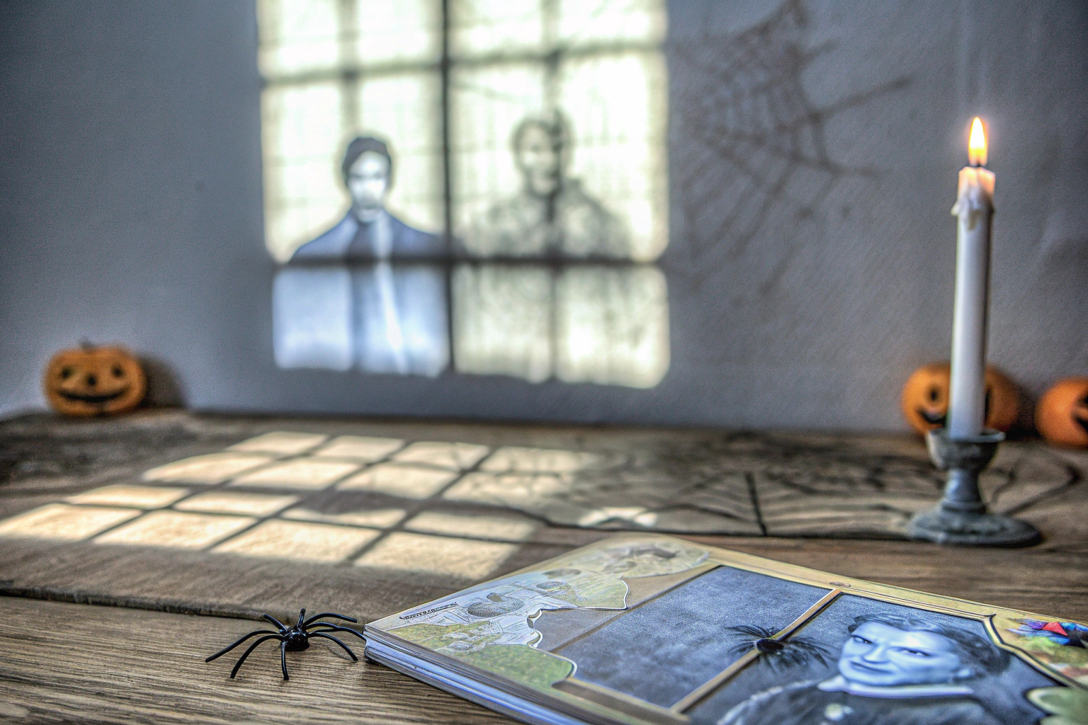 Eine Gruppe von Freunden spielt ein Horror-Brettspiel bei schummrigem Licht. Spannender Spieleabend mit Horror-Thema