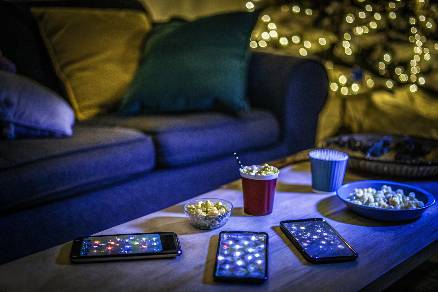 Freunde spielen Handyspiel auf Party