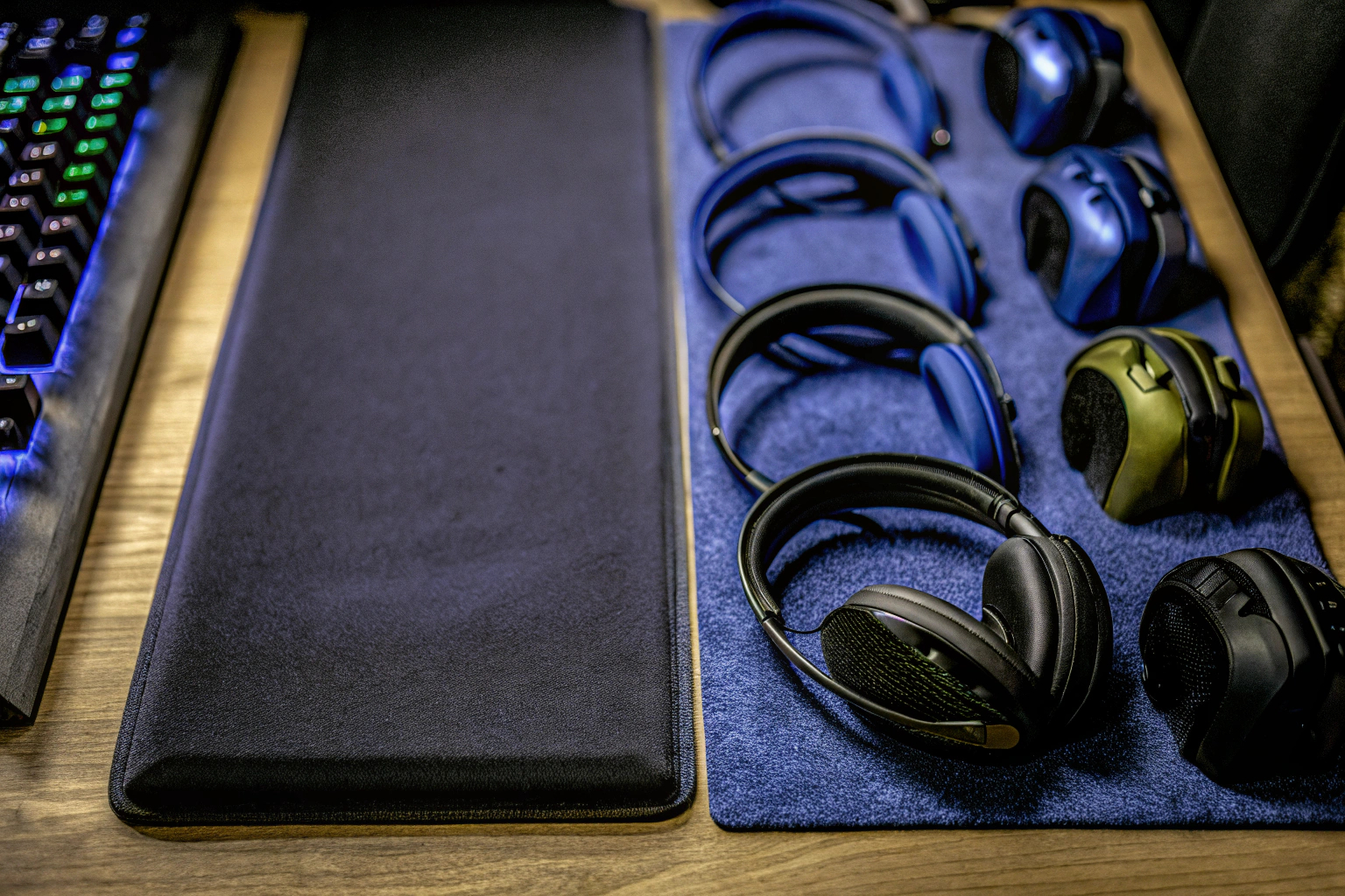 Eine Gruppe von Gamern, die verschiedene Gaming-Headsets verwenden. Gamer-Gruppe mit verschiedenen Headsets