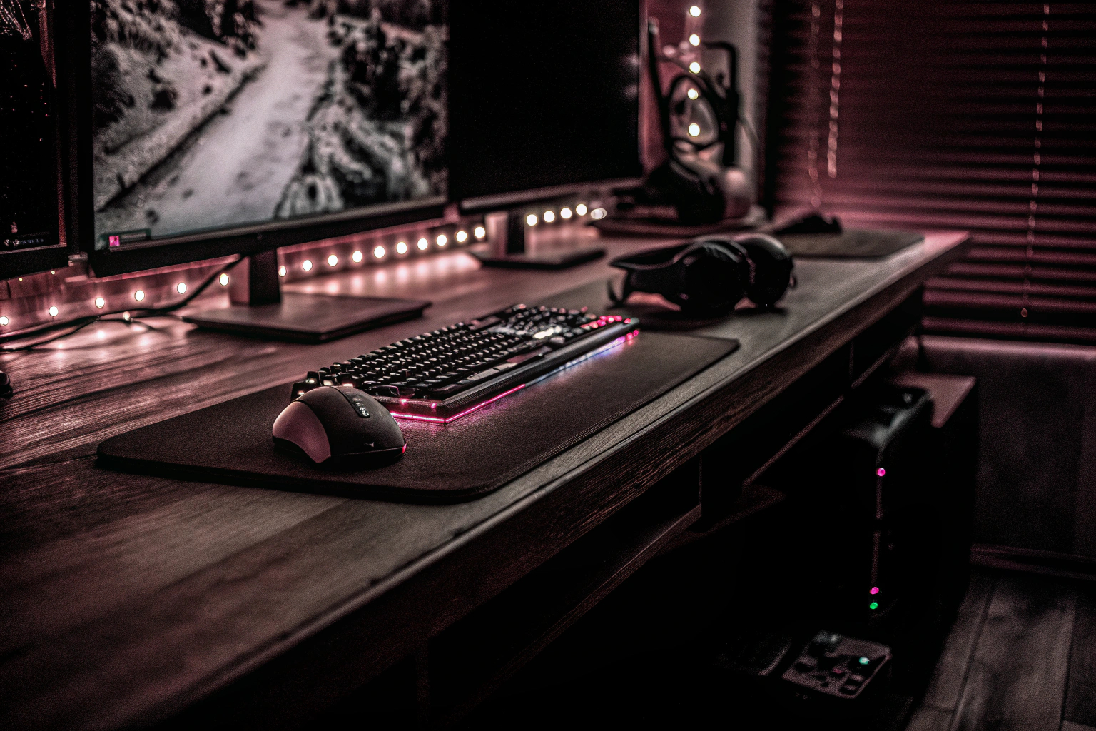 Eine Gruppe von Gamern, die zusammen ein Online-Spiel spielen. Gamer-Community beim Spielen