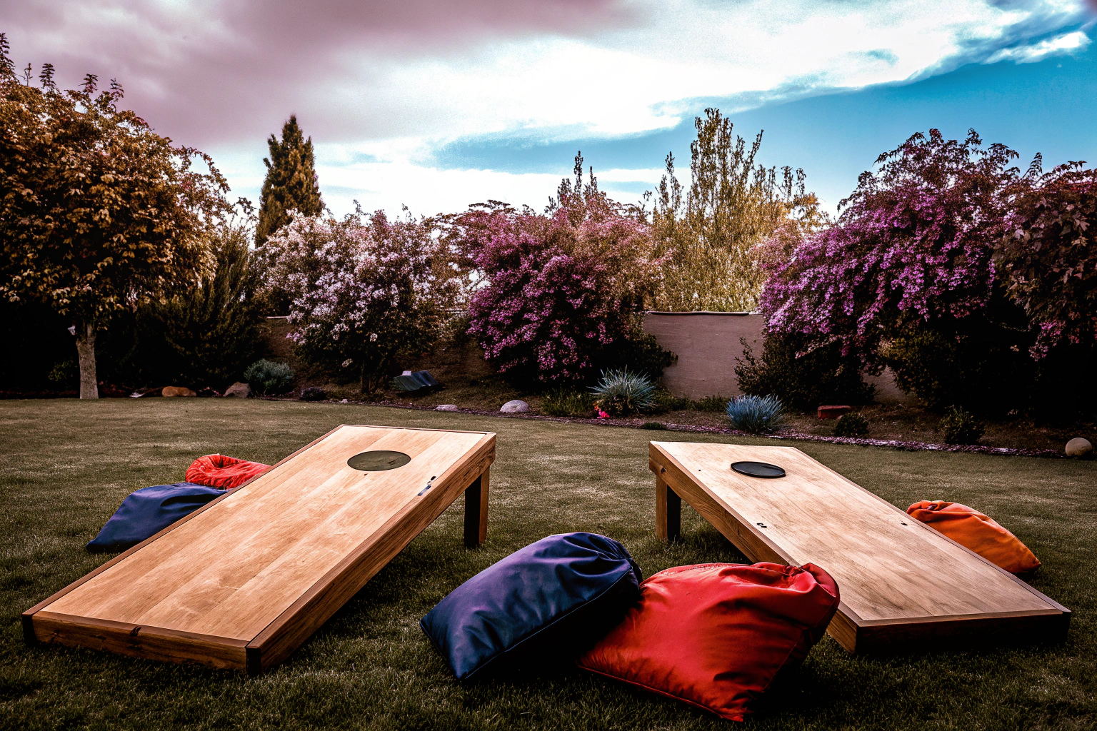 Eine Gruppe von Kindern spielt das Cornhole Wurfspiel von HomeMall draußen im Garten. Kinder spielen Cornhole im Garten