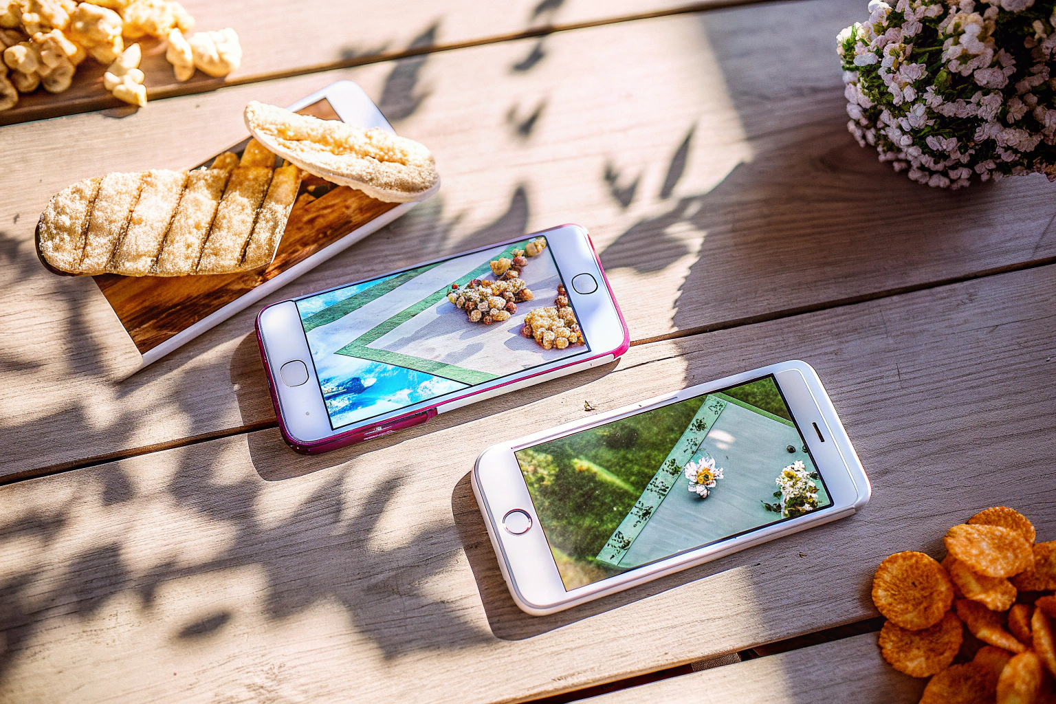 Eine Gruppe von Menschen, die unterwegs Mobile Games auf ihren Smartphones spielen. Menschen, die Mobile Games spielen