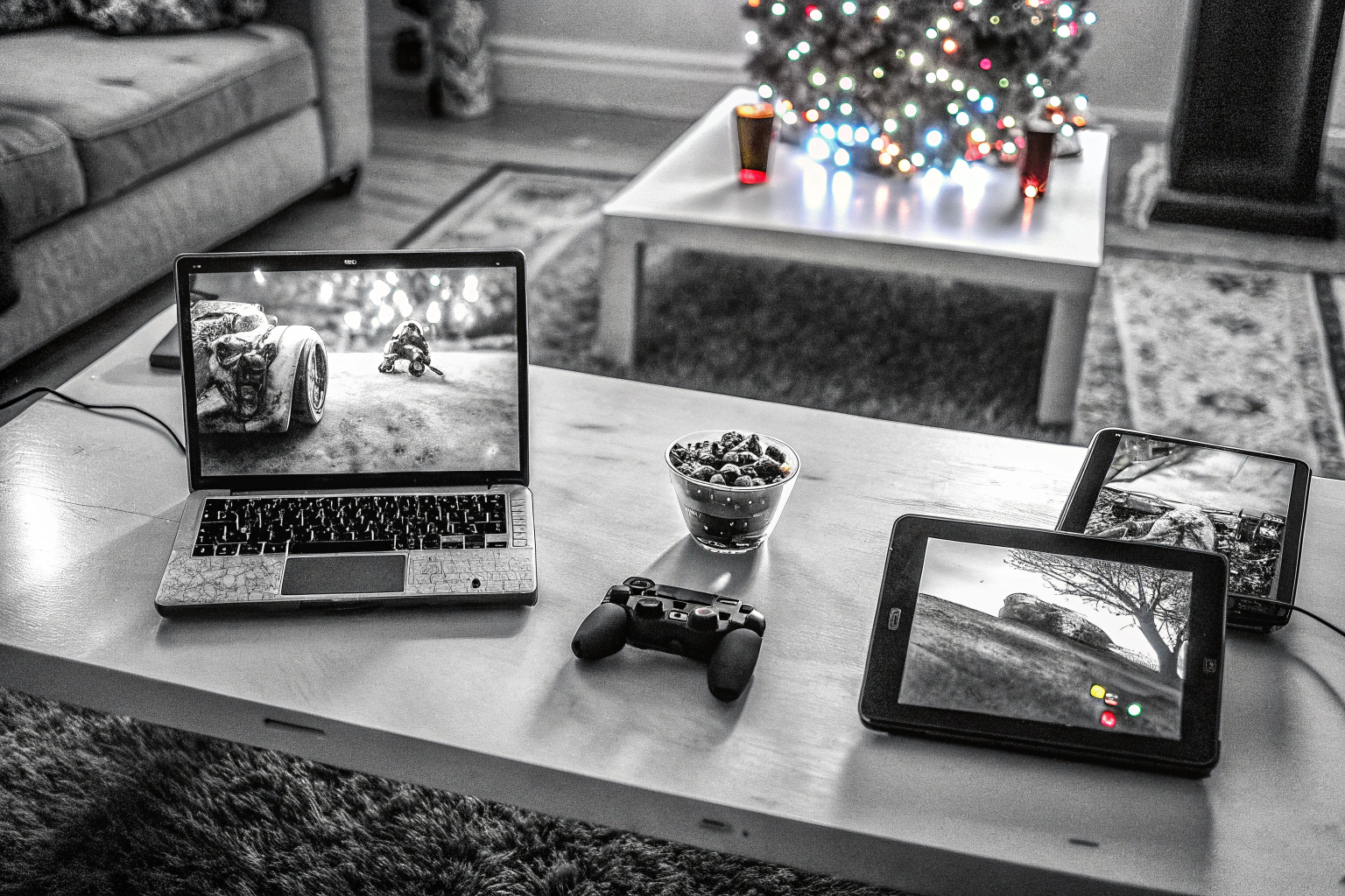 Eine Gruppe von Spielern, die zusammen an verschiedenen Geräten spielen. Cross-Platform-Gaming