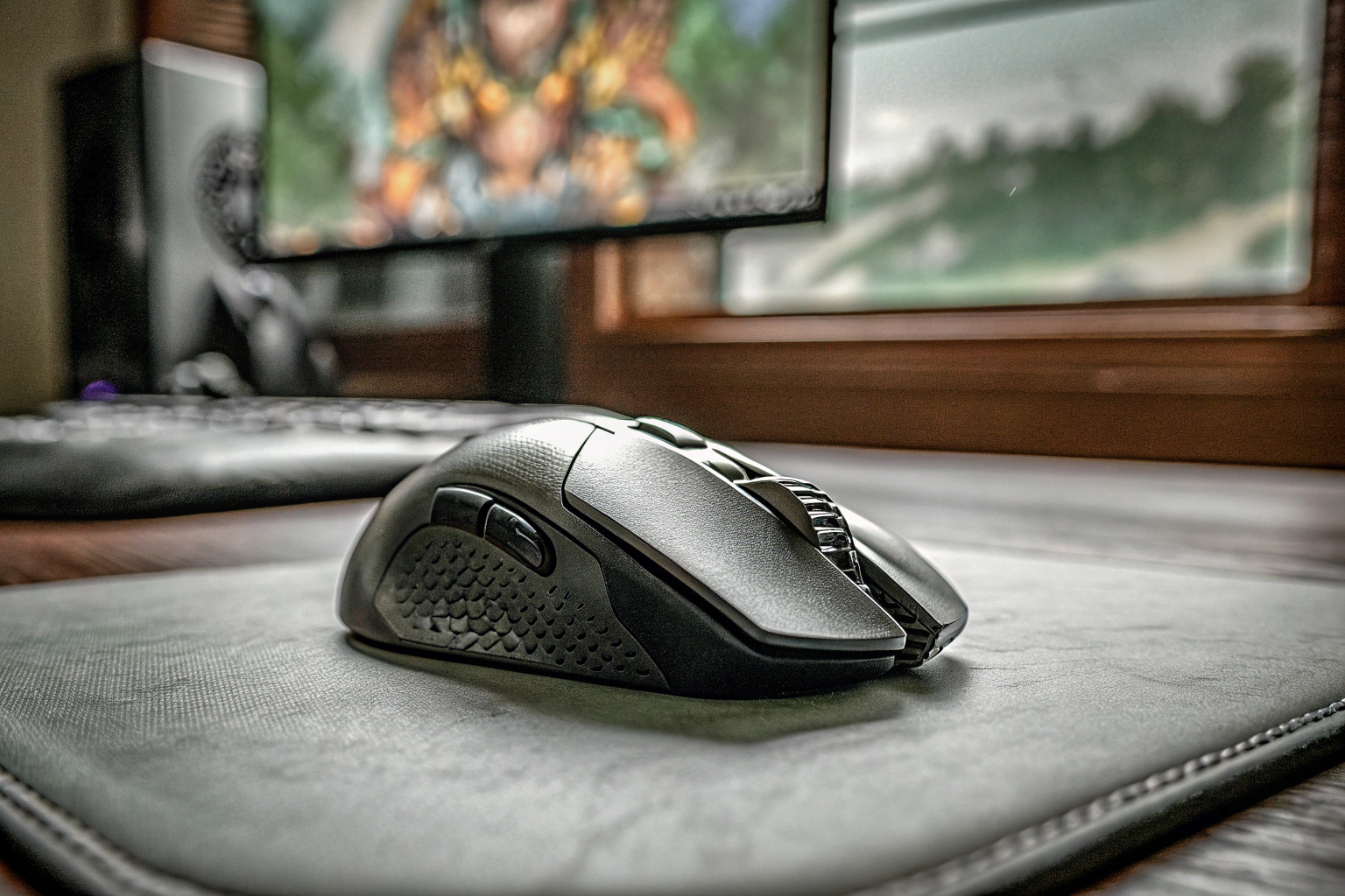 Eine kabellose Gaming-Maus, die auf einem Gaming-Schreibtisch verwendet wird. Kabellose Gaming-Maus