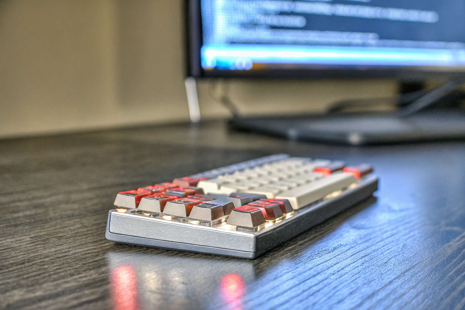 Eine kompakte mechanische Tastatur mit ergonomischem Design und roten Schaltern. Kompakte mechanische Tastatur