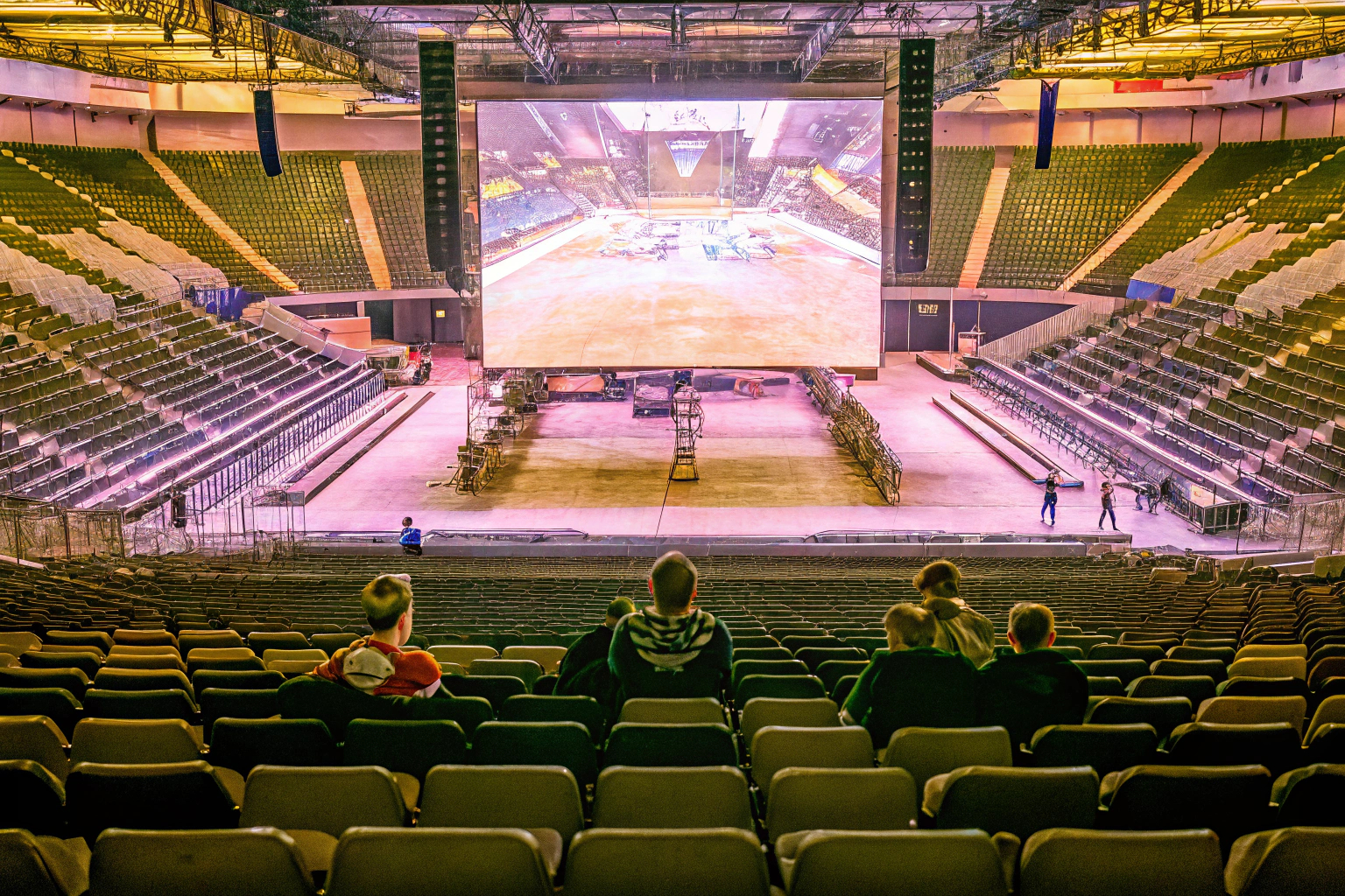 Eine lebendige Bühne mit tausenden von Fans, die ein spannendes E-Sport-Finale verfolgen. Bild eines E-Sport-Turniers mit begeisterten Zuschauern