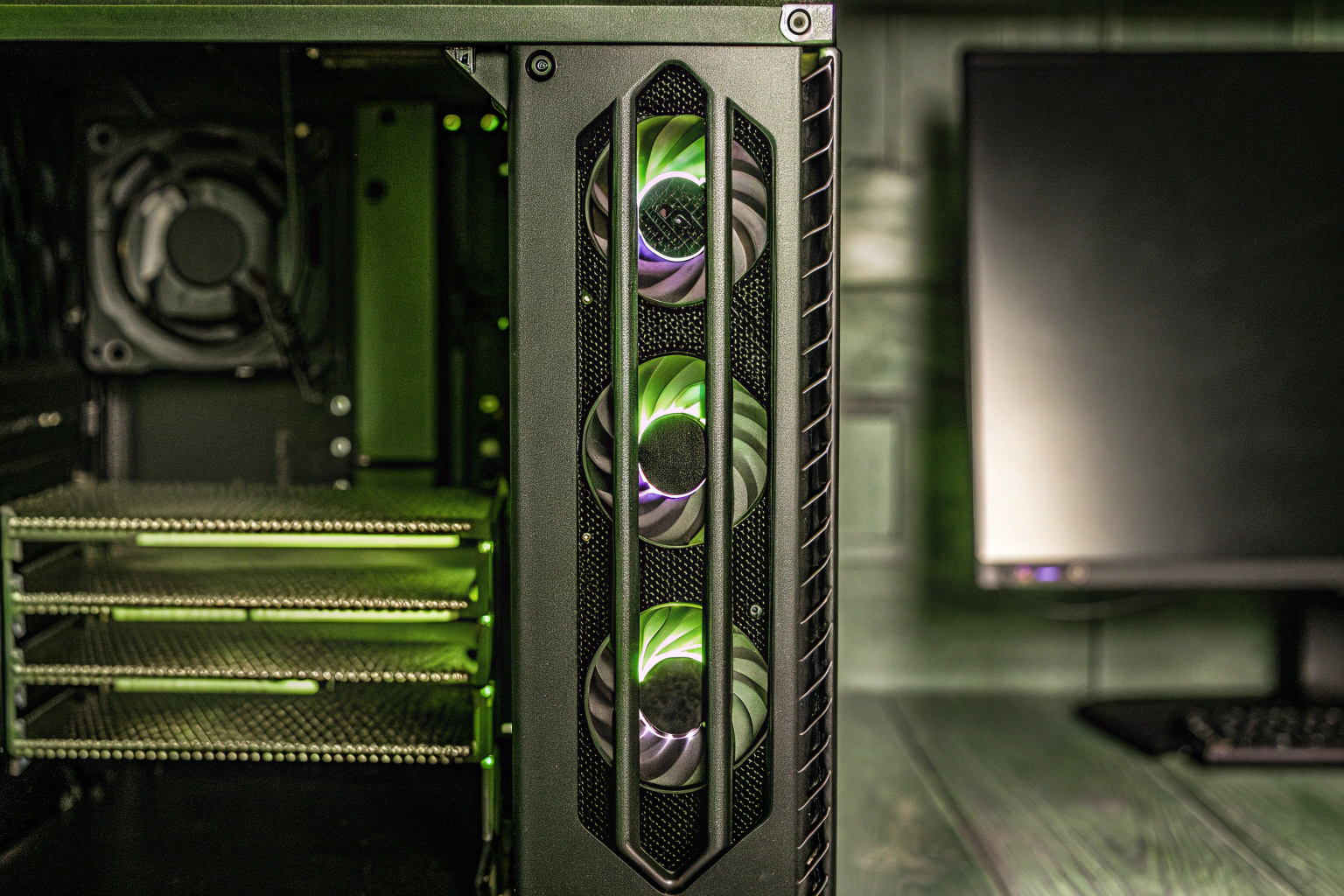 Eine moderne Grafikkarte, die für 4K-Gaming geeignet ist, eingebaut in einen PC. Moderne Grafikkarte im PC