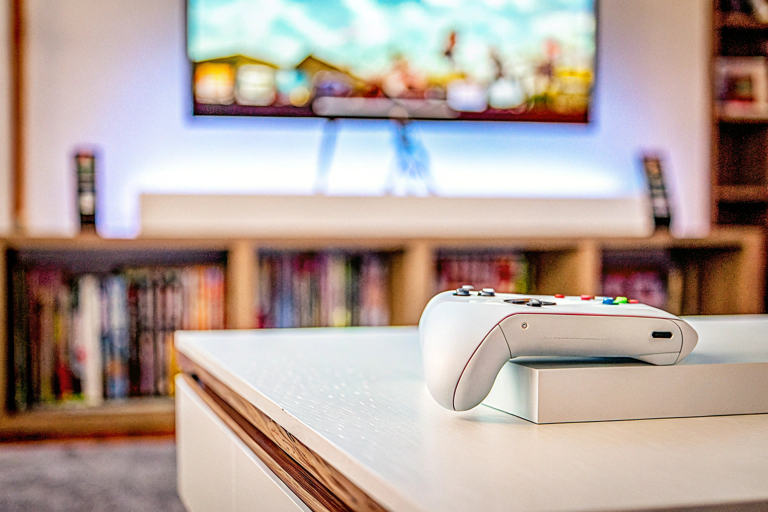 Eine moderne Konsole mit einem Controller, bereit für ein spannendes Multiplayer-Spiel. Moderne Konsole für Multiplayer-Spiele