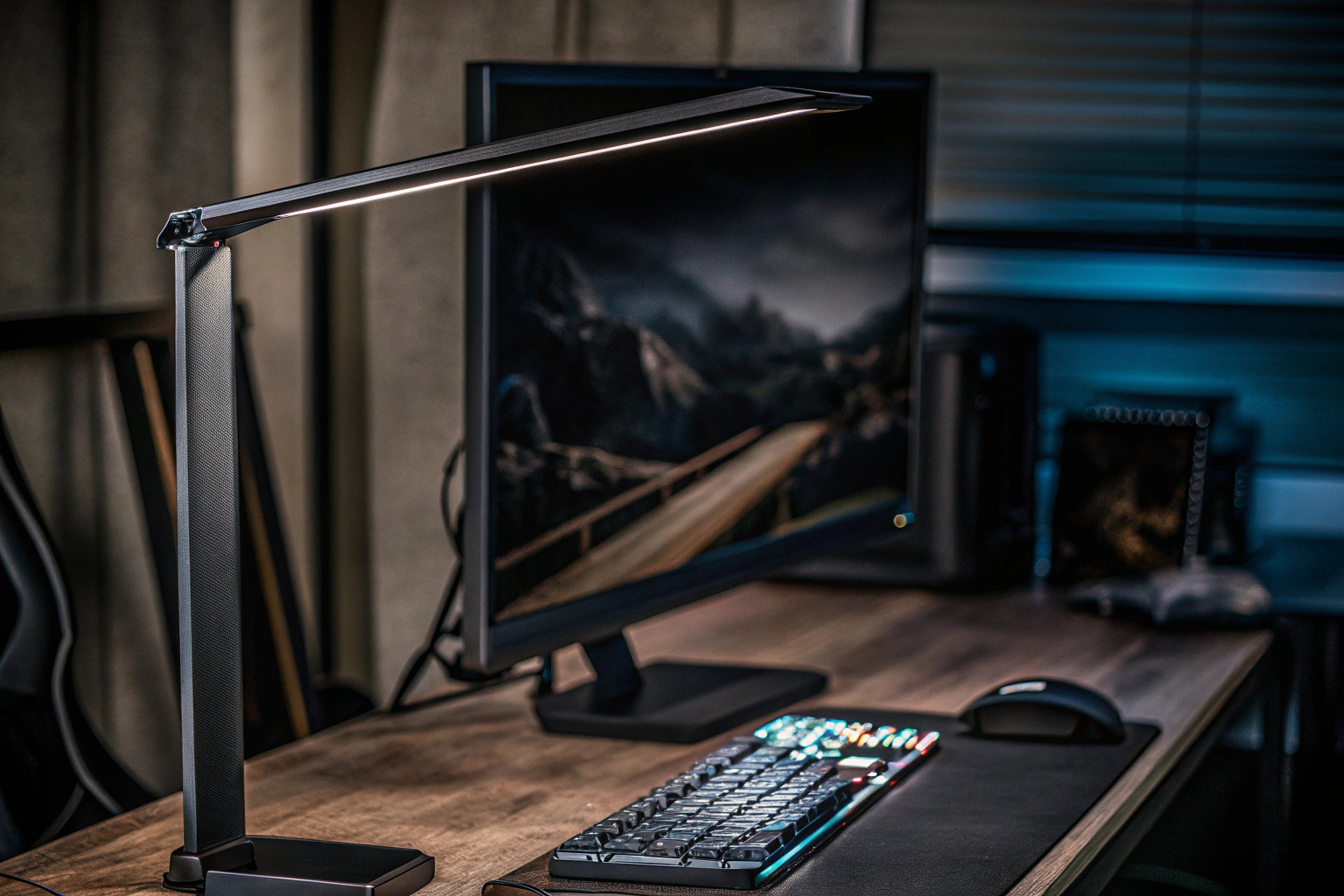 Eine moderne Monitorlampe mit RGB-Hintergrundbeleuchtung, ideal für ein immersives Gaming-Erlebnis. RGB Monitorlampe